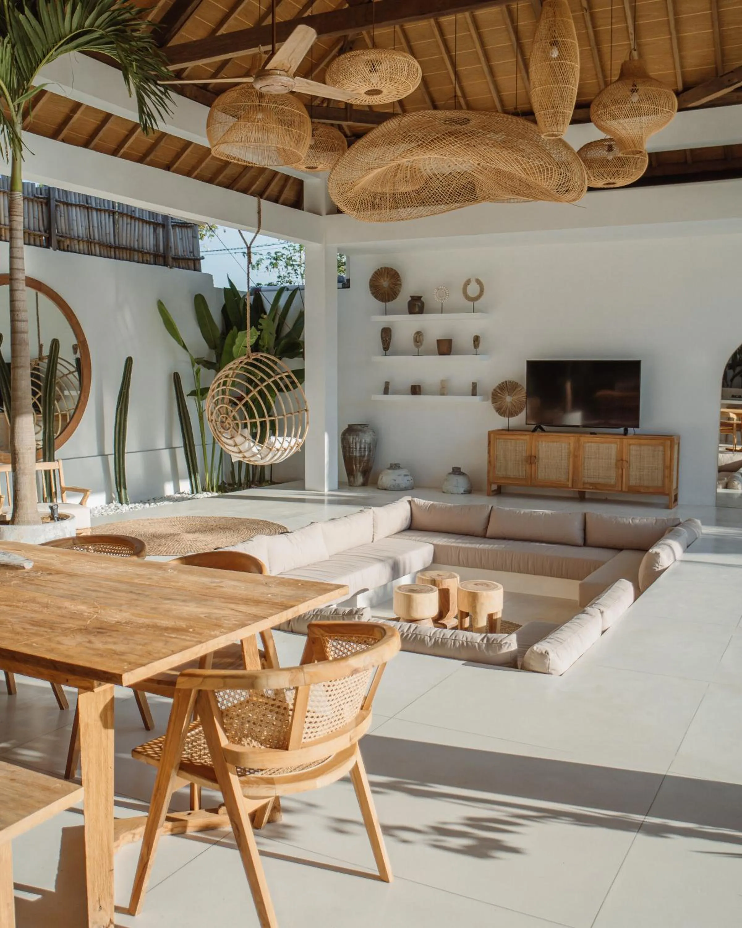 Communal lounge/ TV room in MODJO Villas Bingin