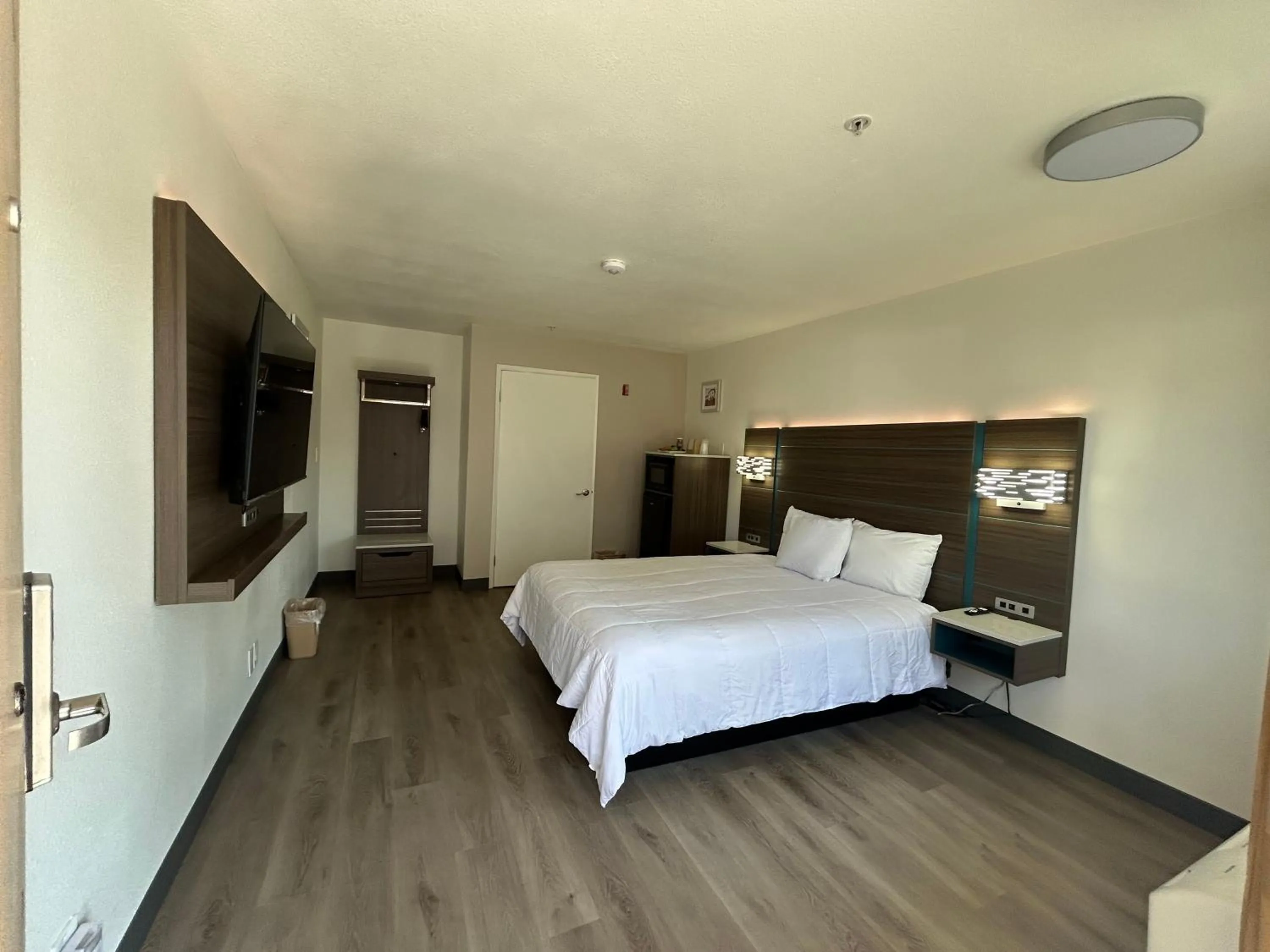 Bed in Mission Inn San Luis Obispo