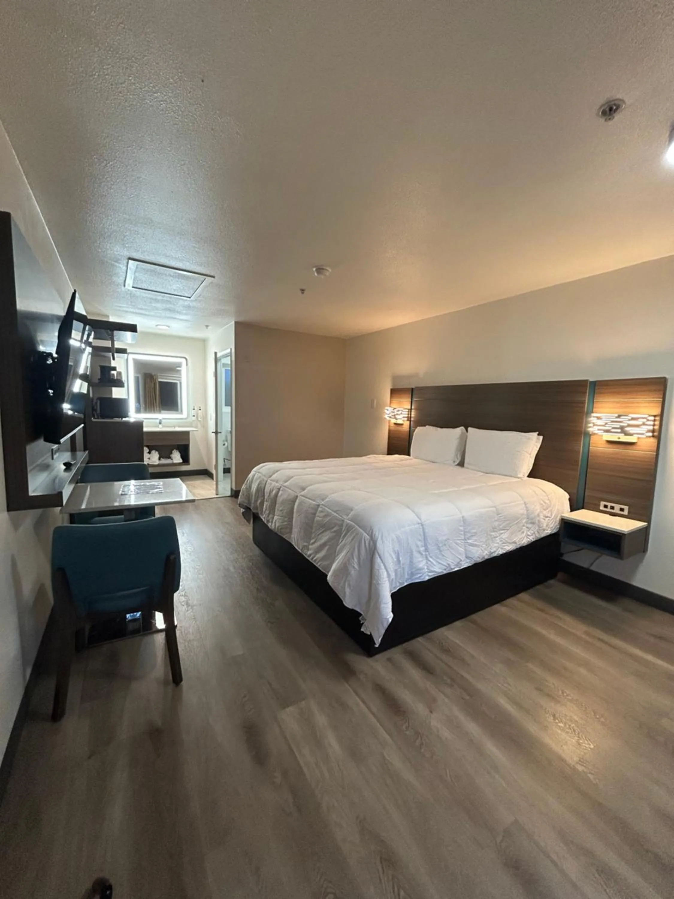 Bed in Mission Inn San Luis Obispo