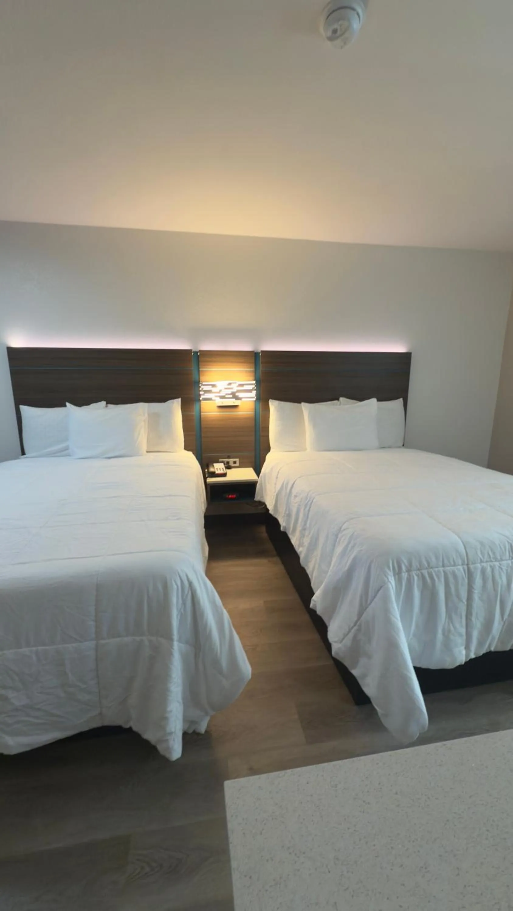 Bedroom, Bed in Mission Inn San Luis Obispo