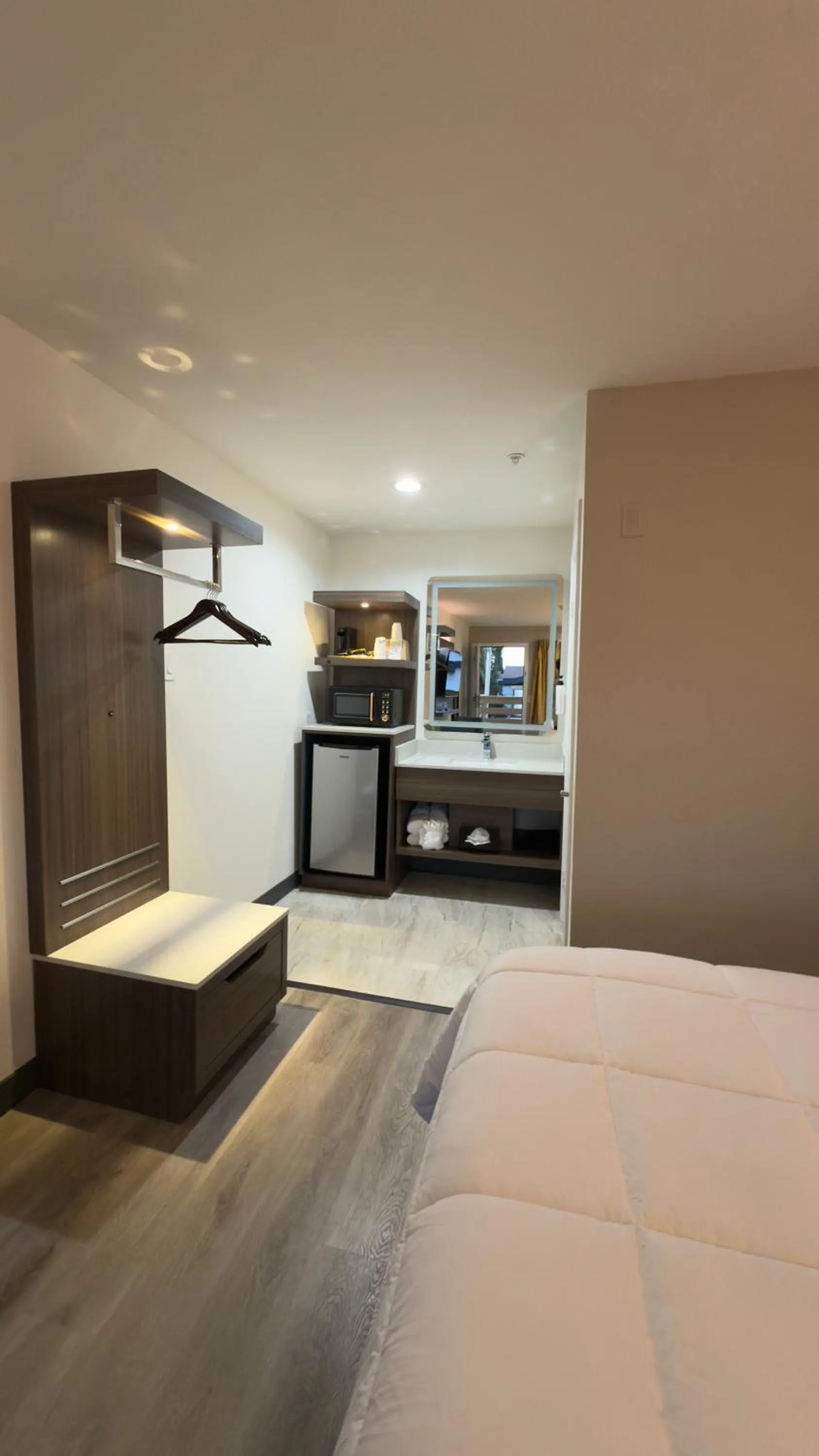 Bedroom, Bed in Mission Inn San Luis Obispo