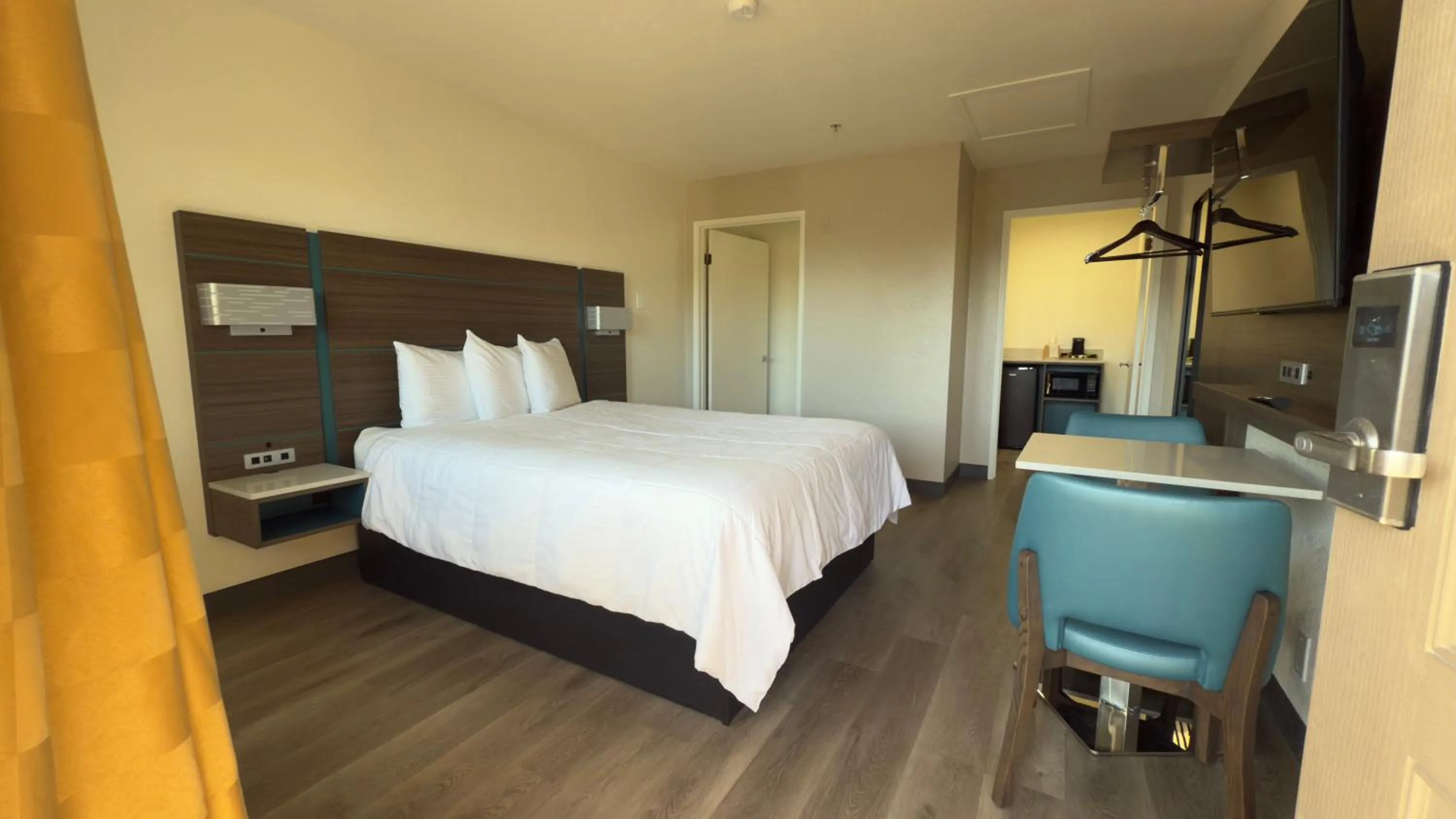 Bedroom, Bed in Mission Inn San Luis Obispo