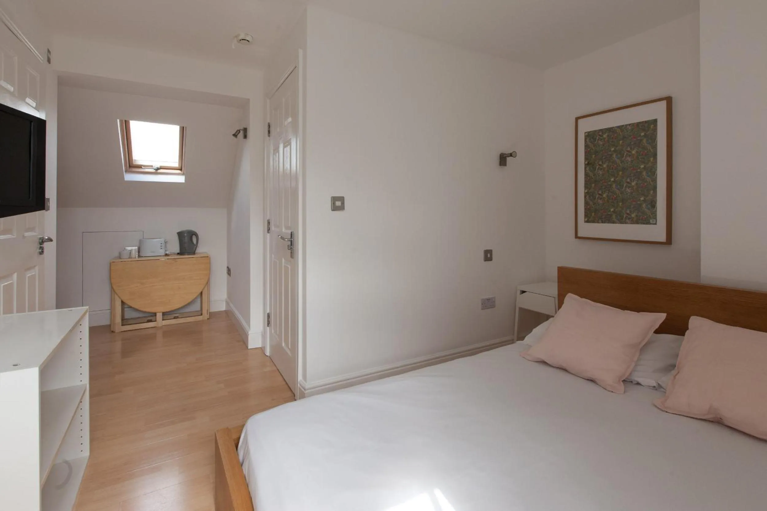 Bedroom, Bed in Tooting Rooms & Studio by PrimeCityHosts