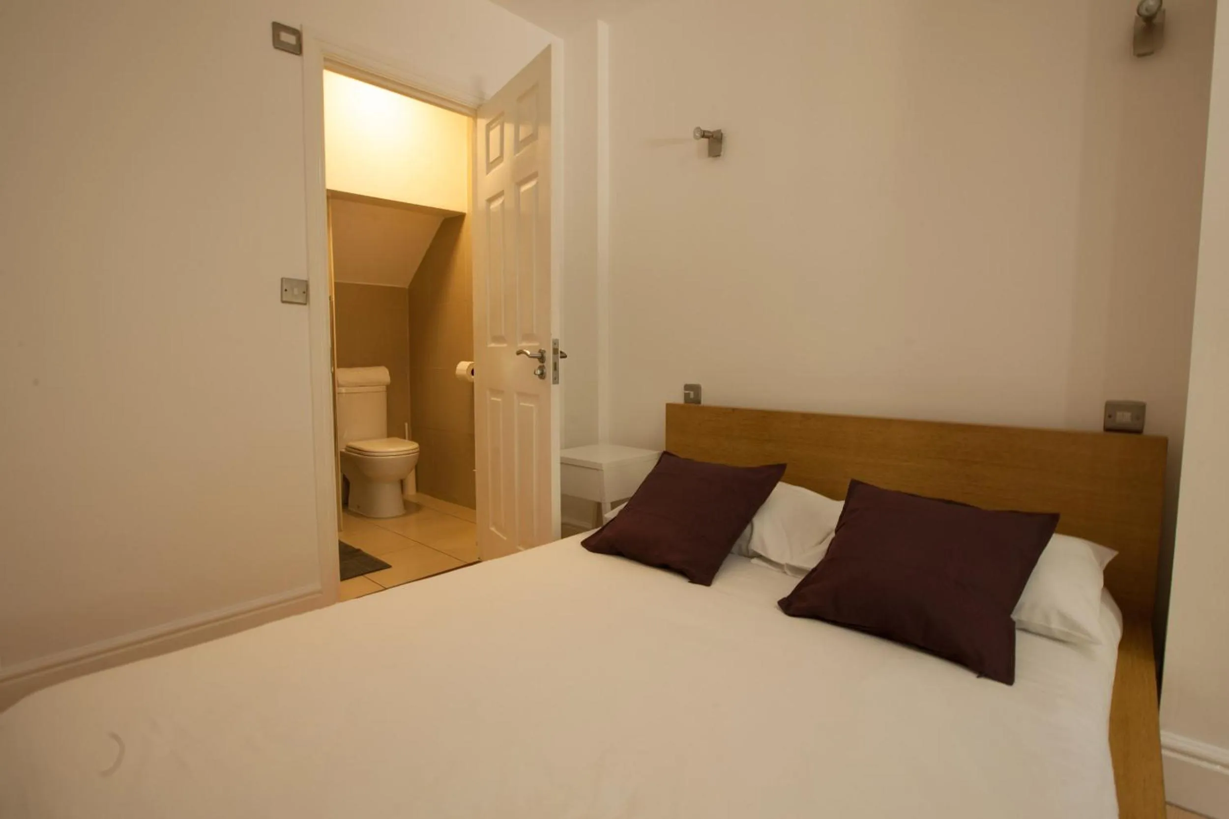 Bed in Tooting Rooms & Studio by PrimeCityHosts