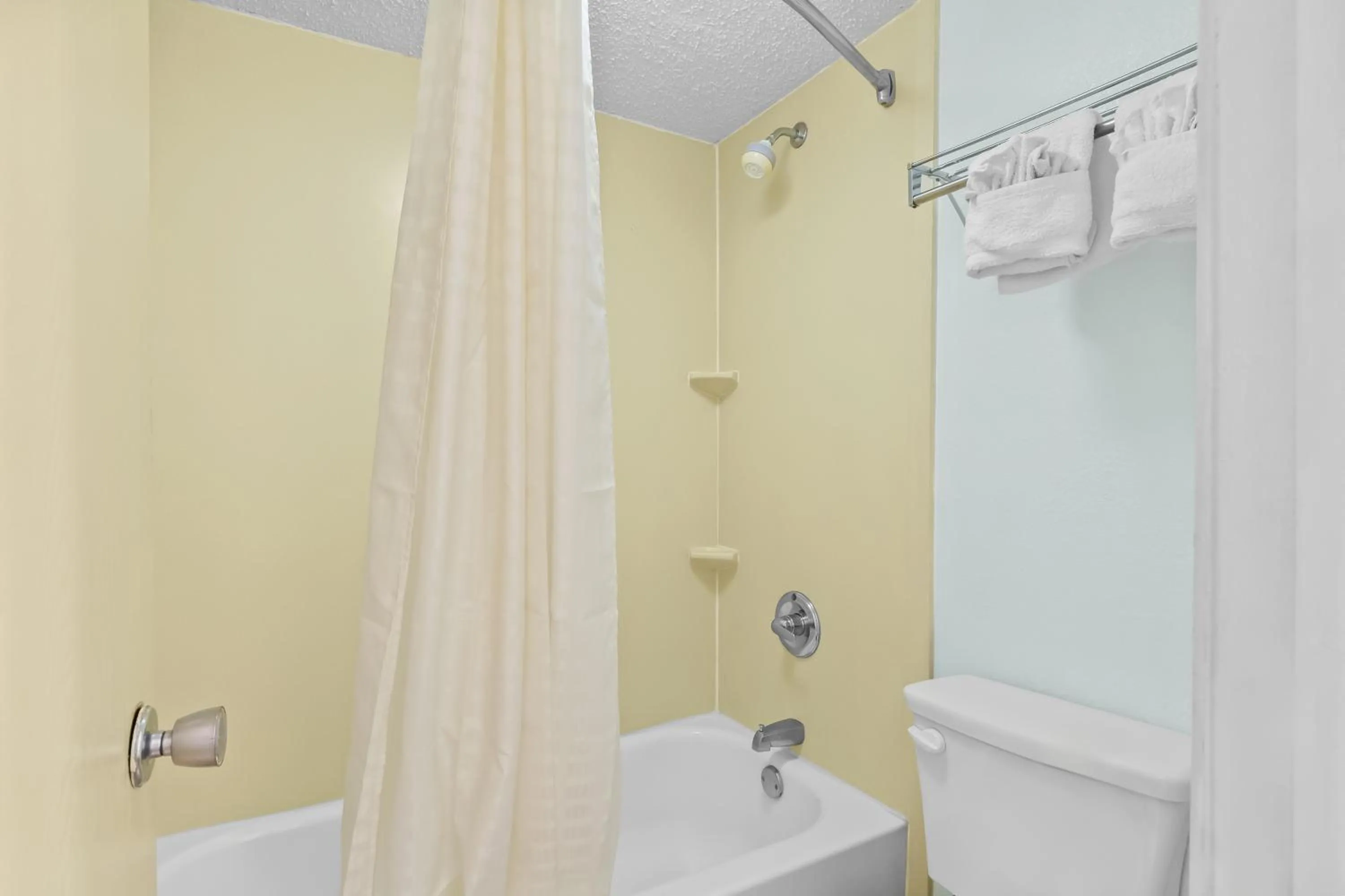 Shower in Knights Inn San Antonio near Frost Bank Center