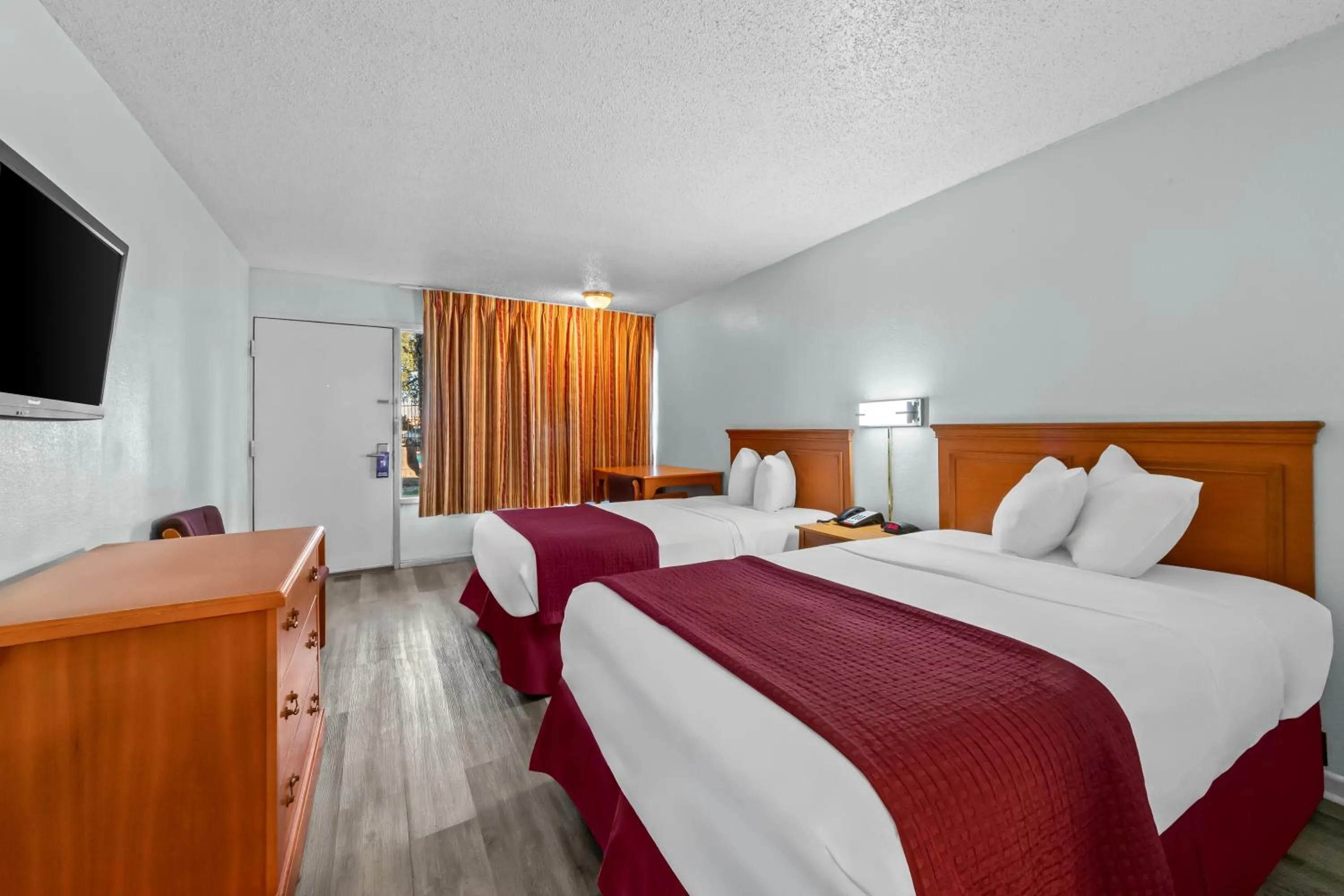 Bed in Knights Inn San Antonio near Frost Bank Center