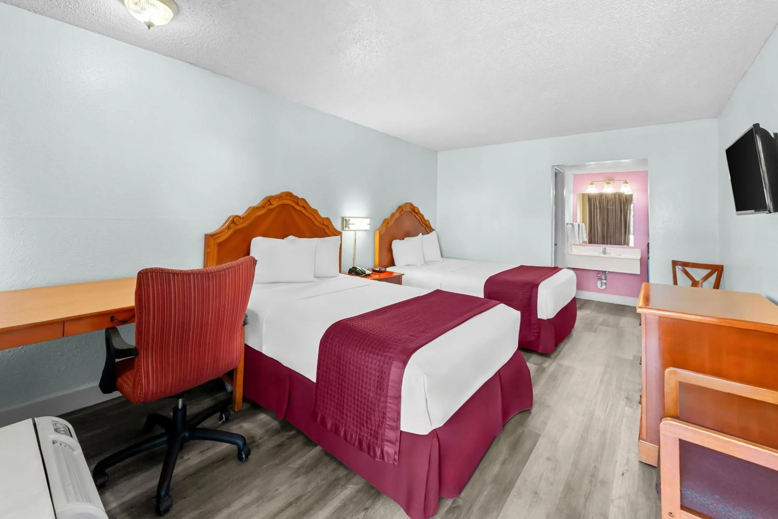 TV and multimedia, Bed in Knights Inn San Antonio near Frost Bank Center