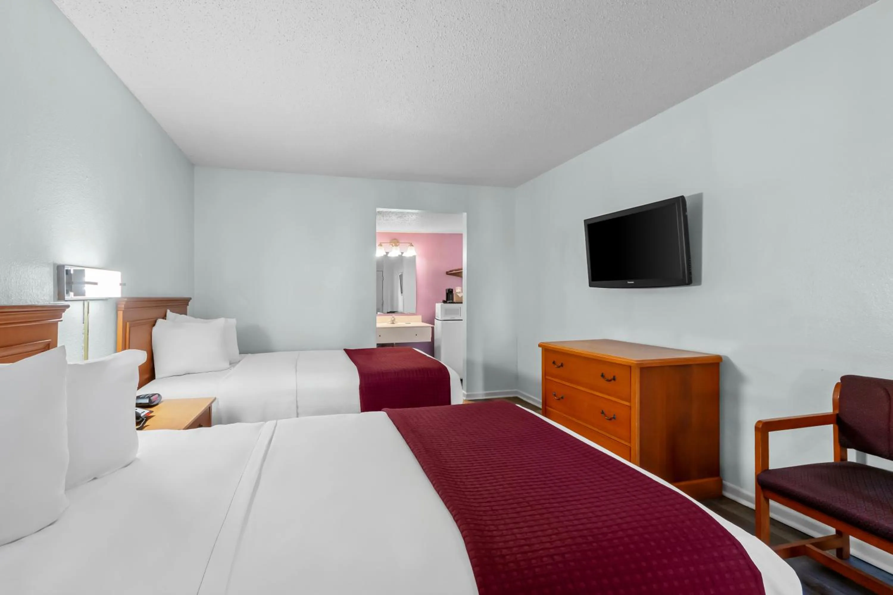 TV and multimedia, Bed in Knights Inn San Antonio near Frost Bank Center