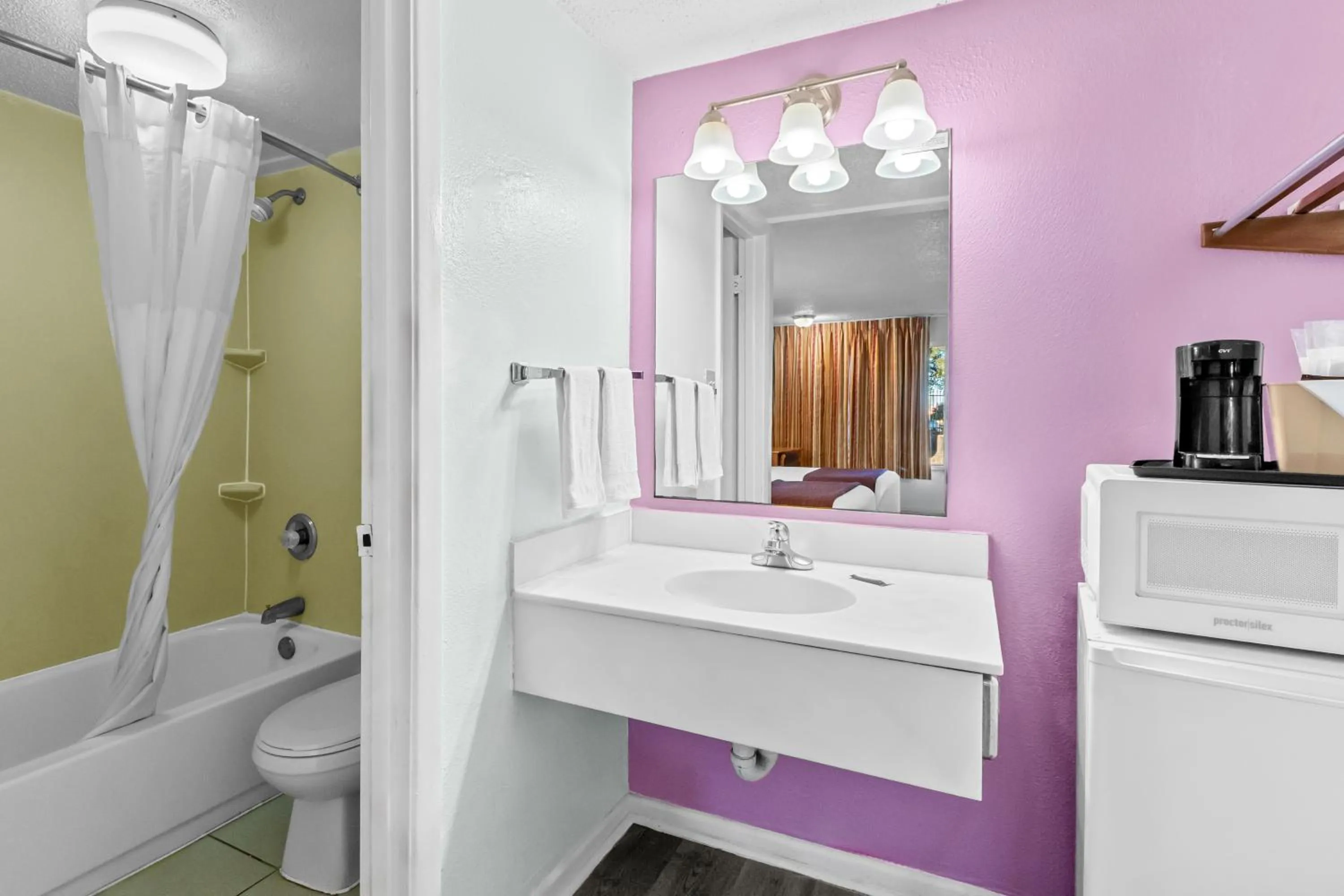 Shower in Knights Inn San Antonio near Frost Bank Center