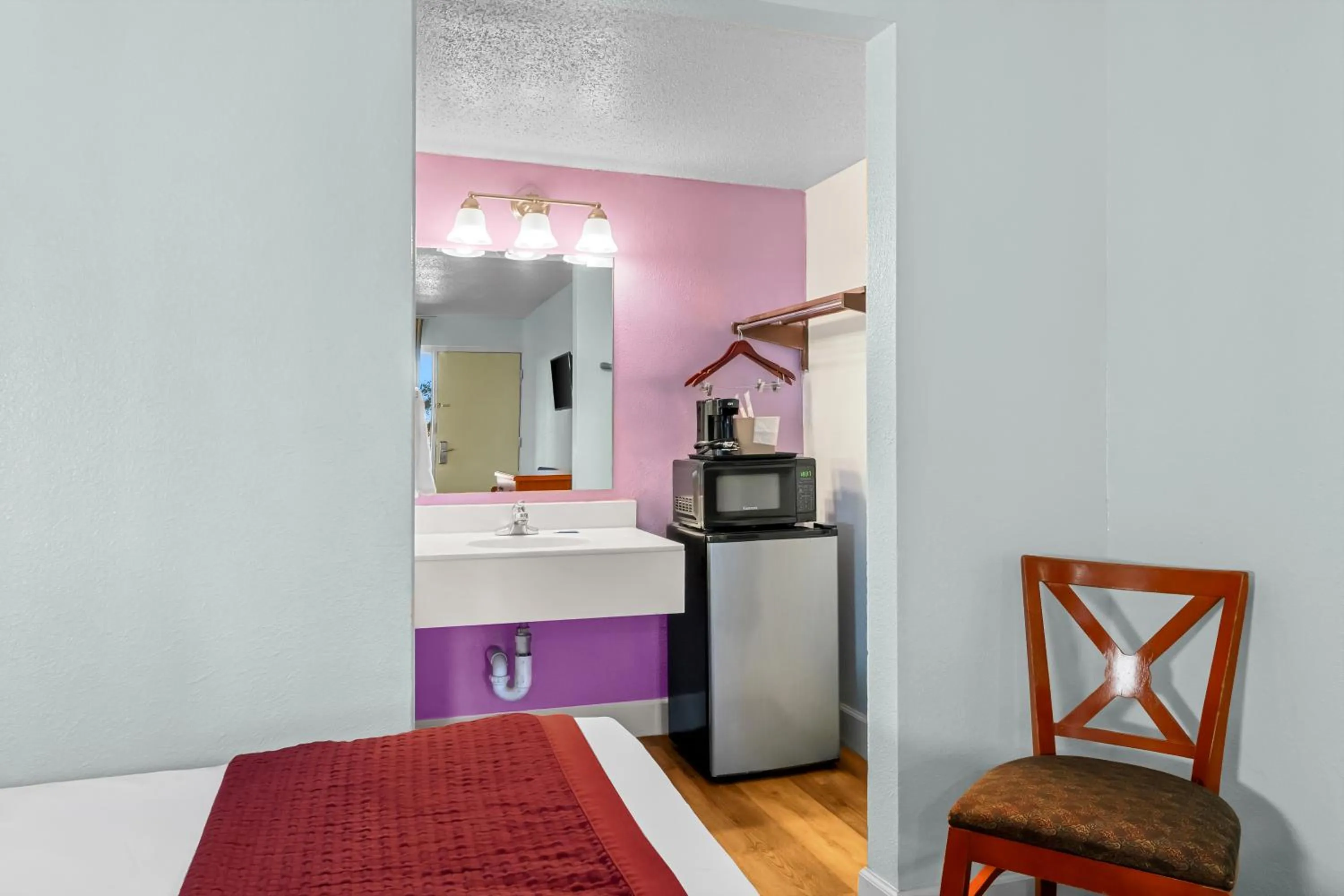 Bathroom, Bed in Knights Inn San Antonio near Frost Bank Center