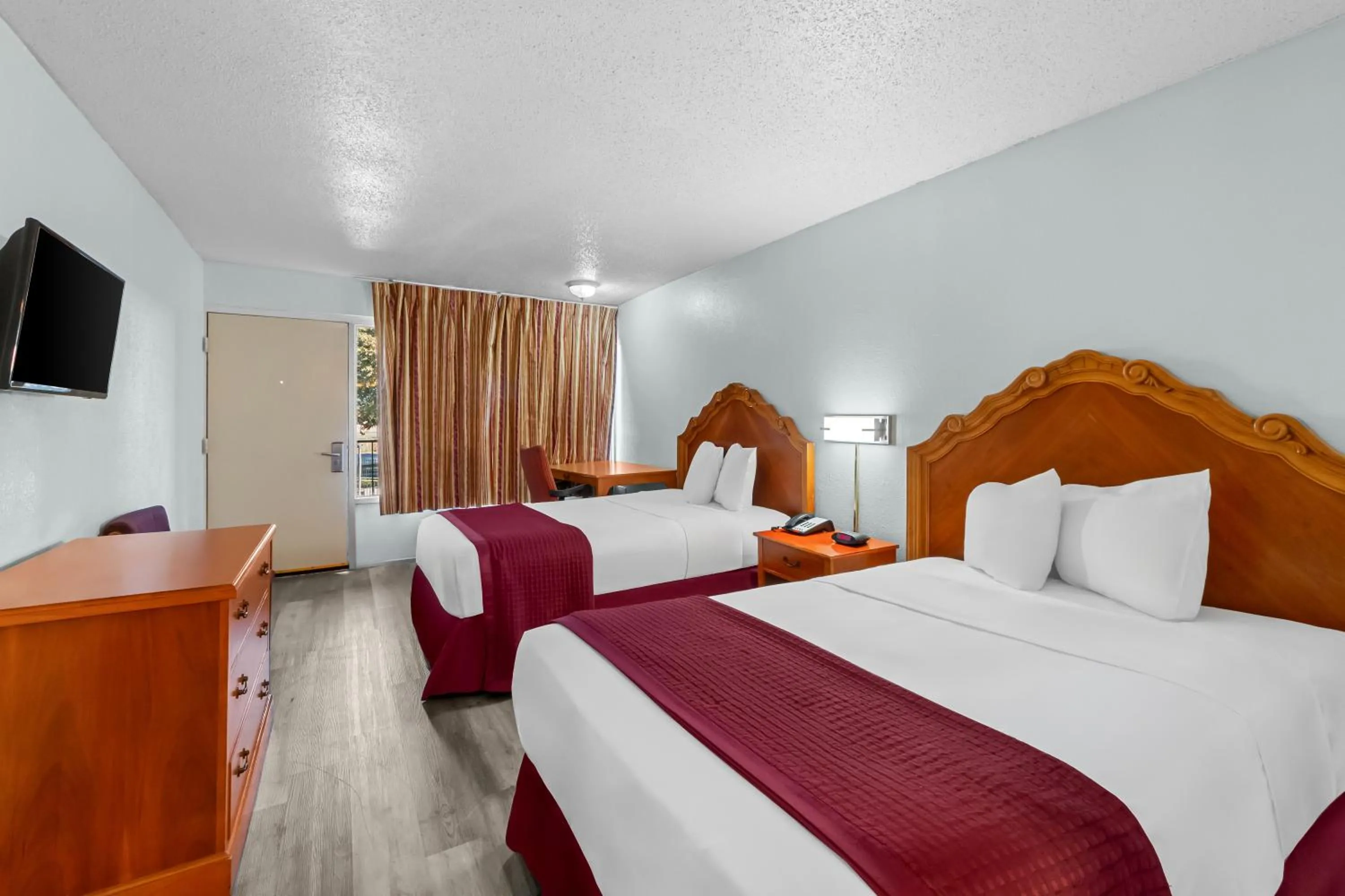 Bed in Knights Inn San Antonio near Frost Bank Center