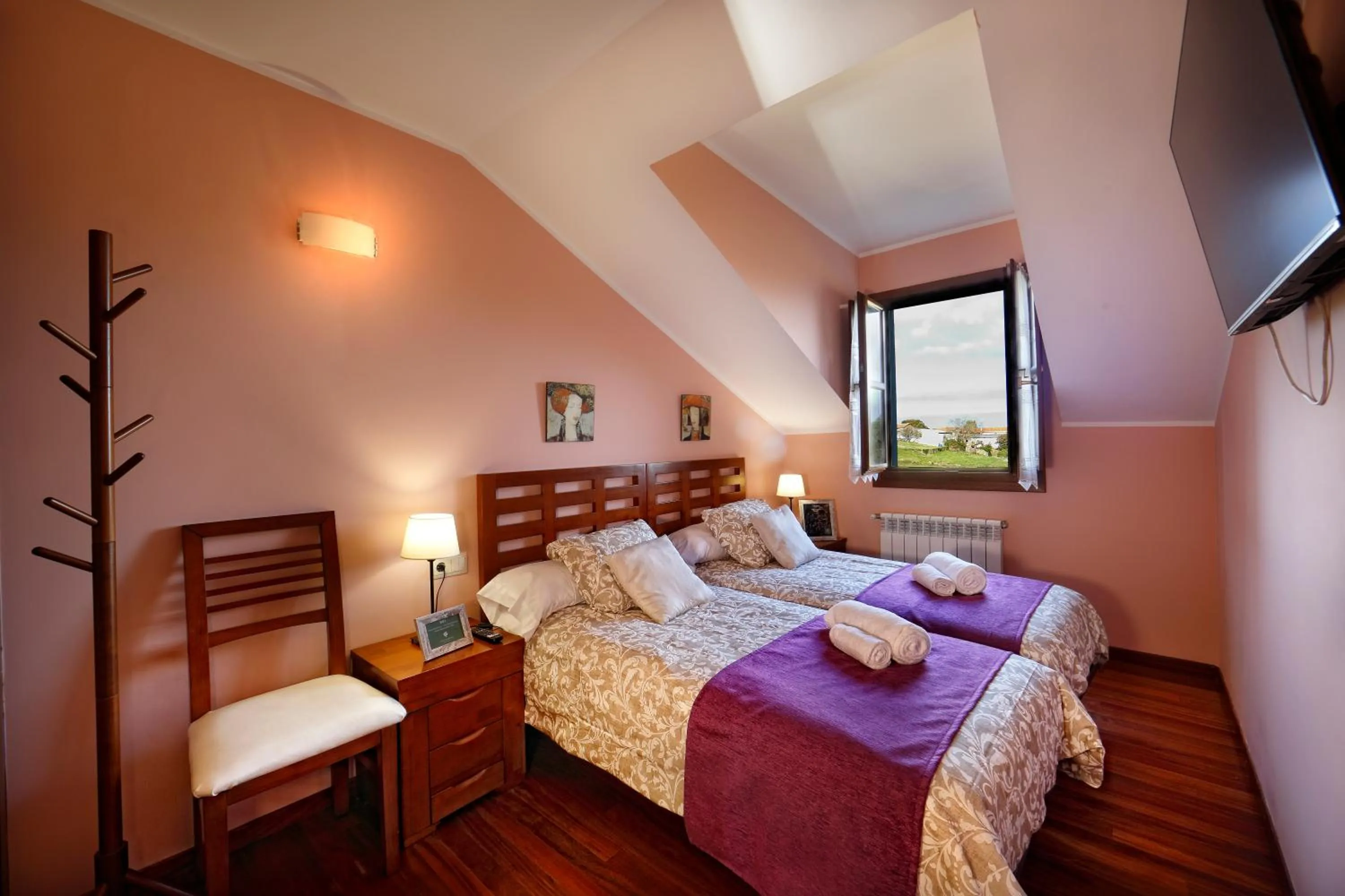 Photo of the whole room in Hotel Rural Montesomao