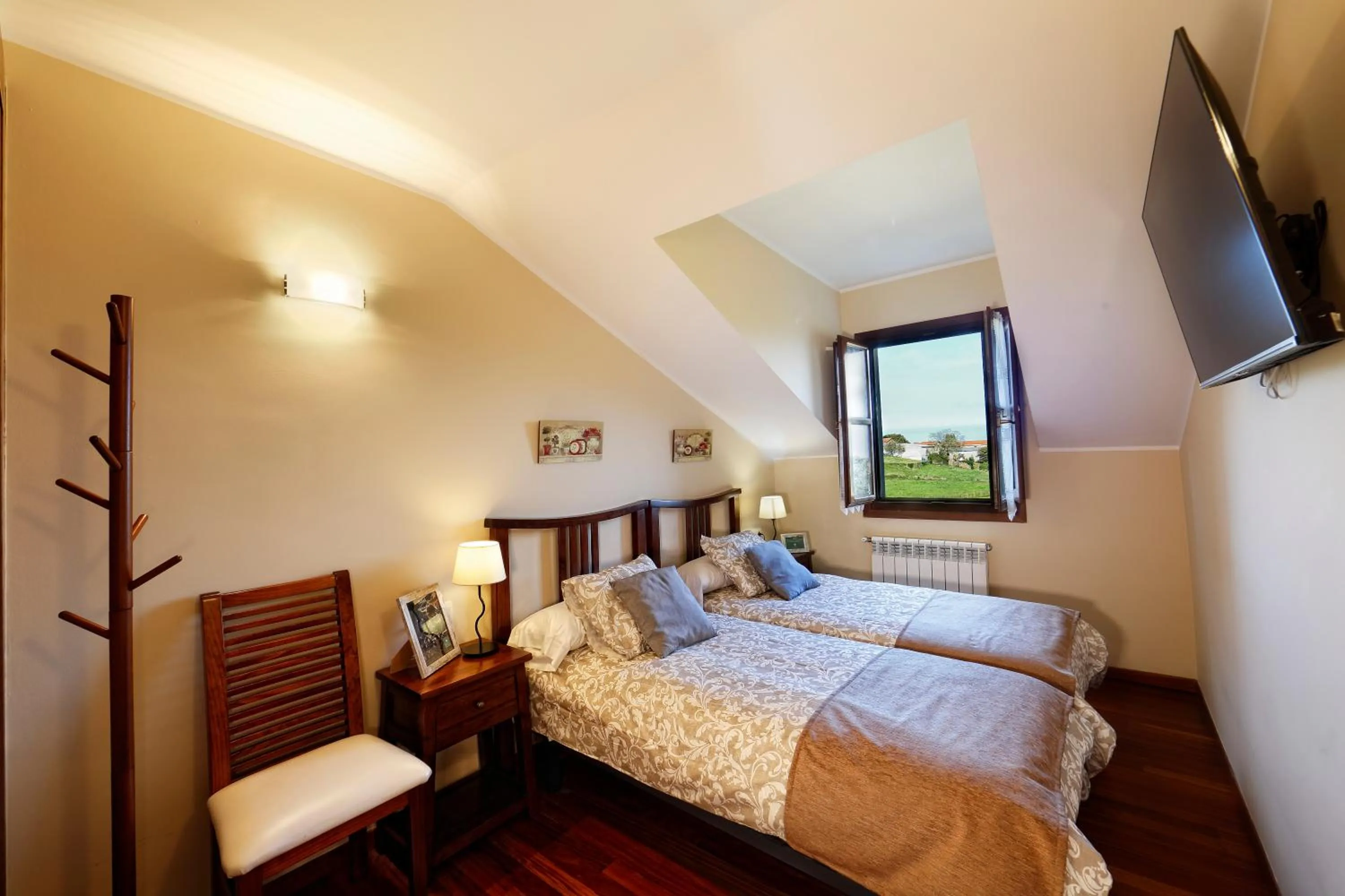 Photo of the whole room in Hotel Rural Montesomao