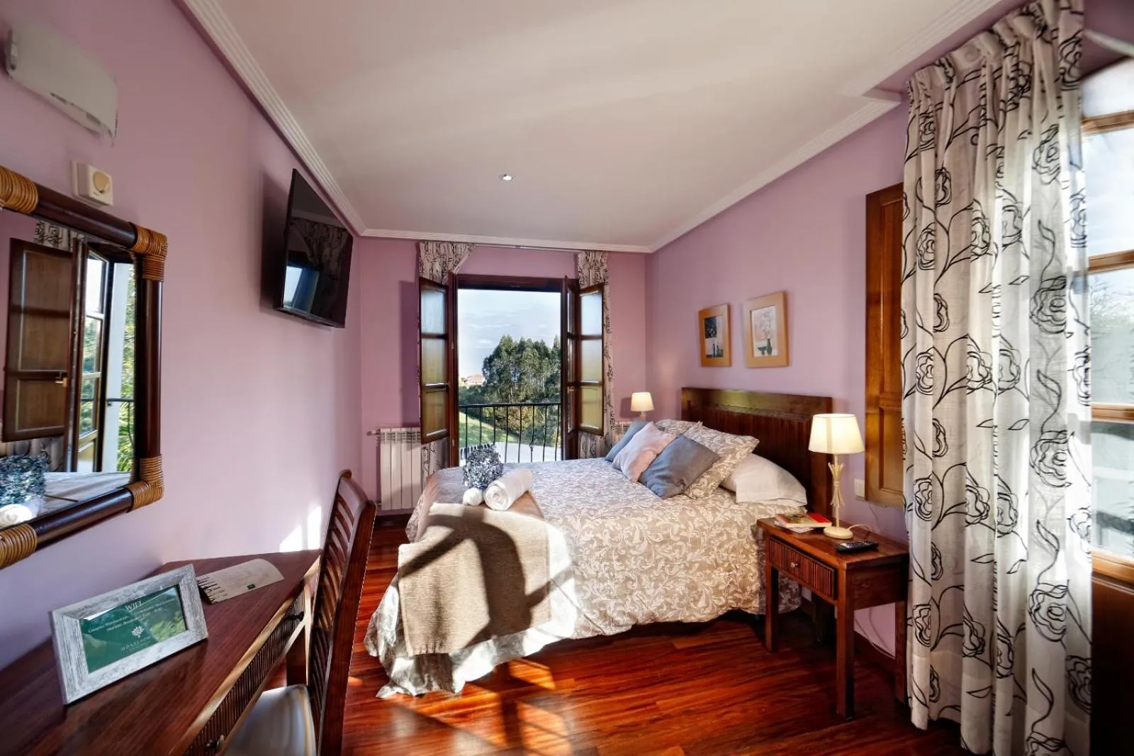 Photo of the whole room in Hotel Rural Montesomao