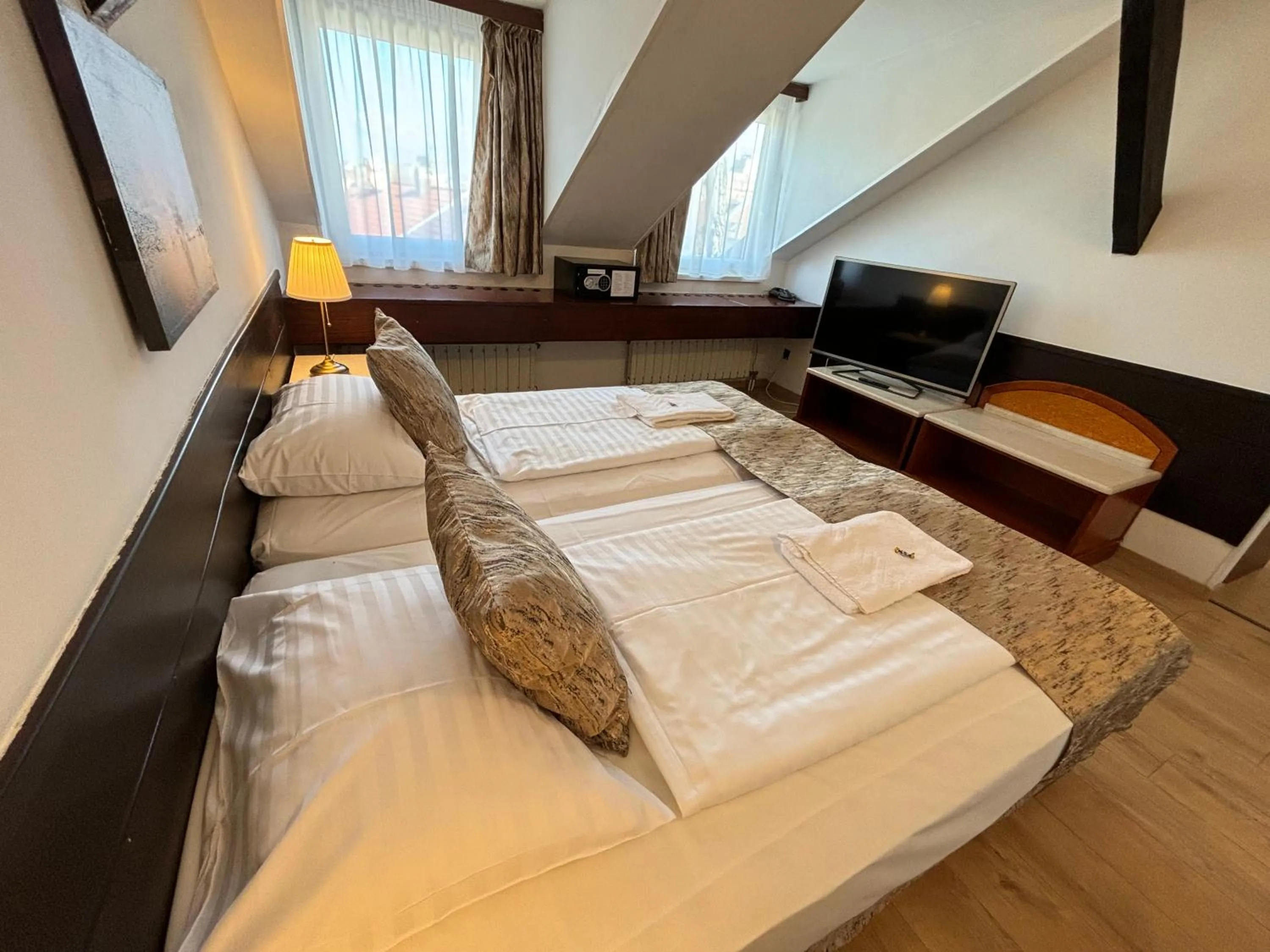 Bed in Hotel Gloria Budapest City Center