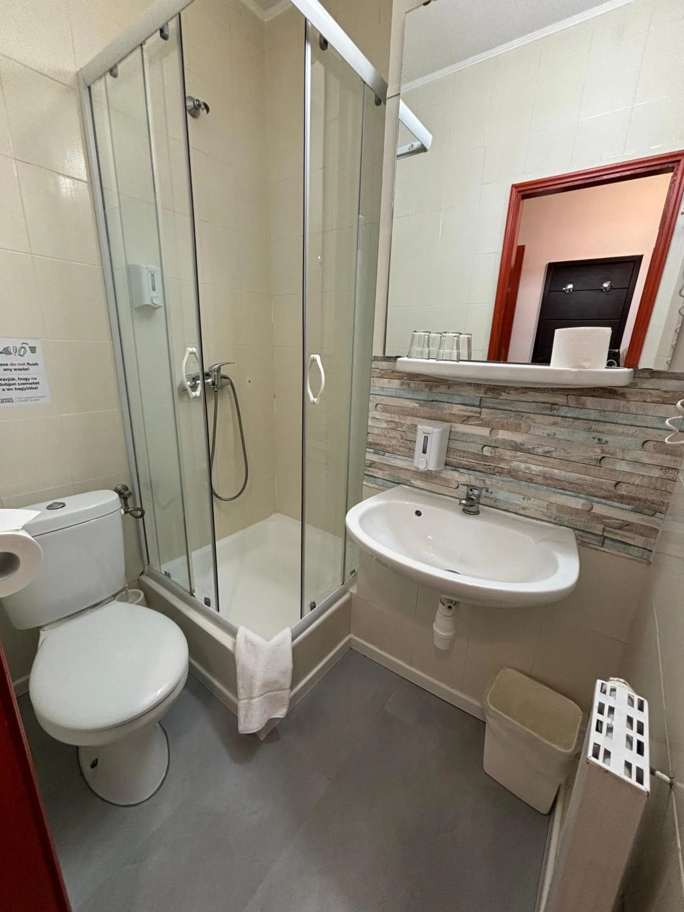 Shower in Hotel Gloria Budapest City Center