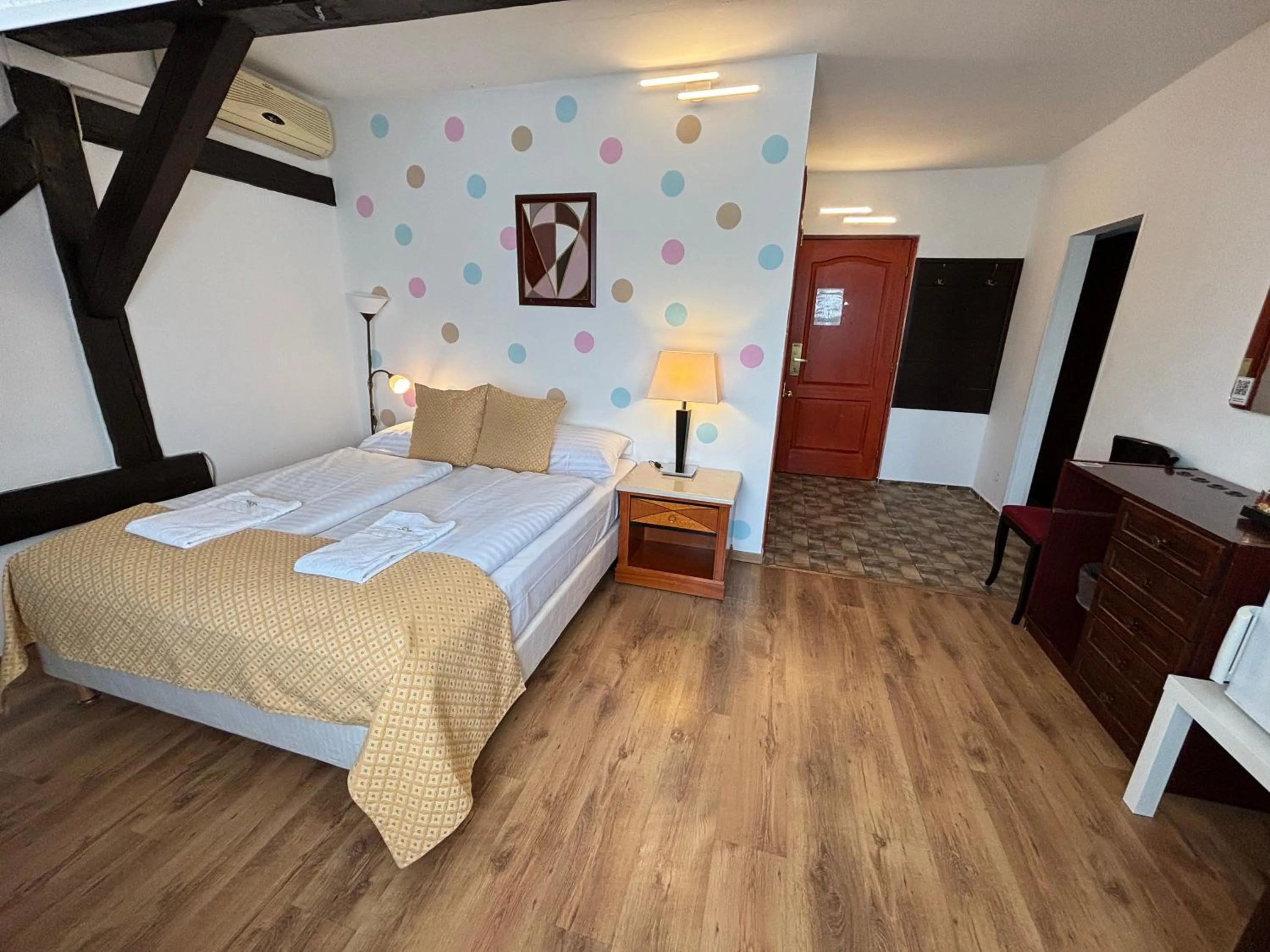 Photo of the whole room, Bed in Hotel Gloria Budapest City Center