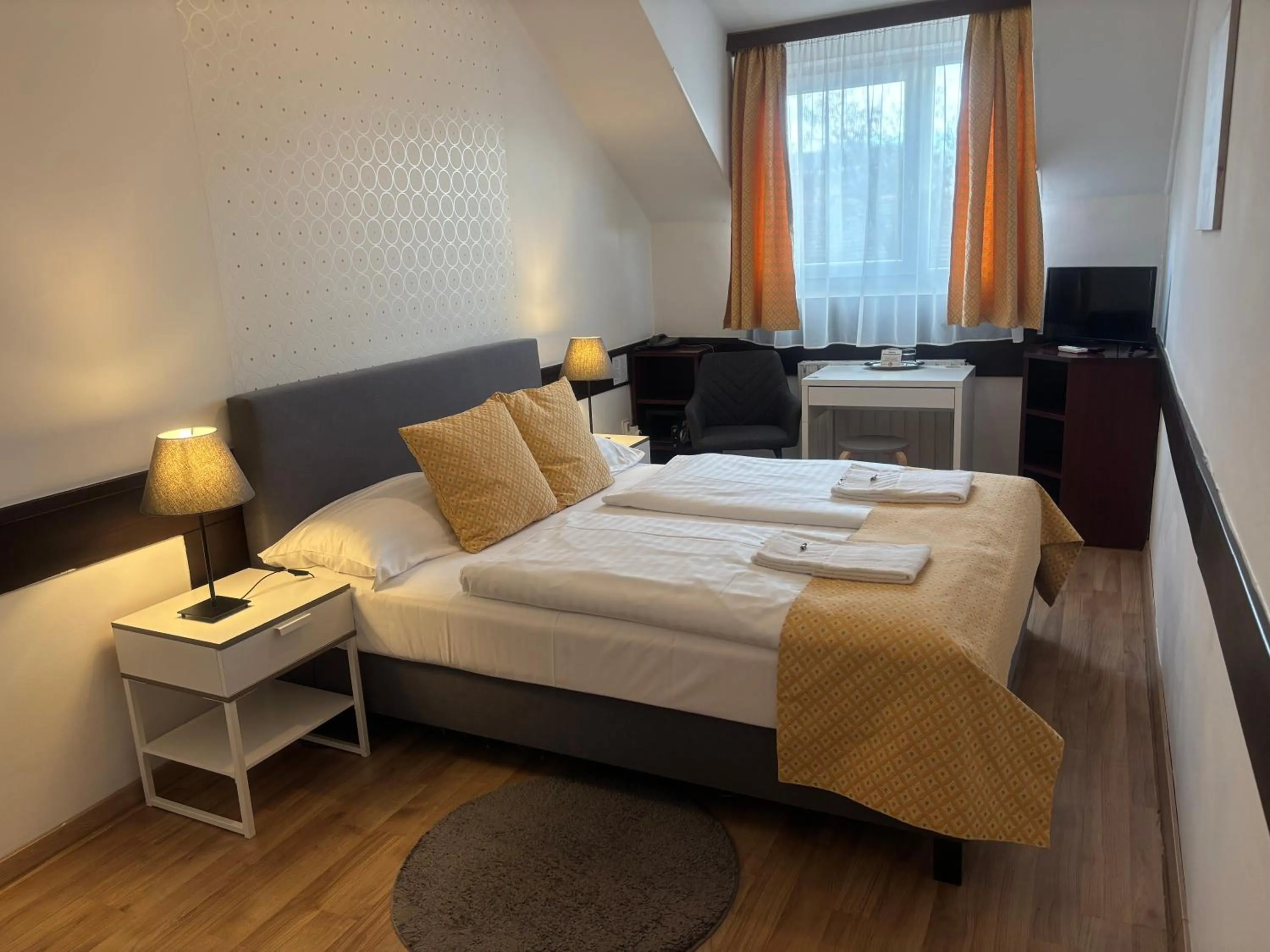 Photo of the whole room, Bed in Hotel Gloria Budapest City Center