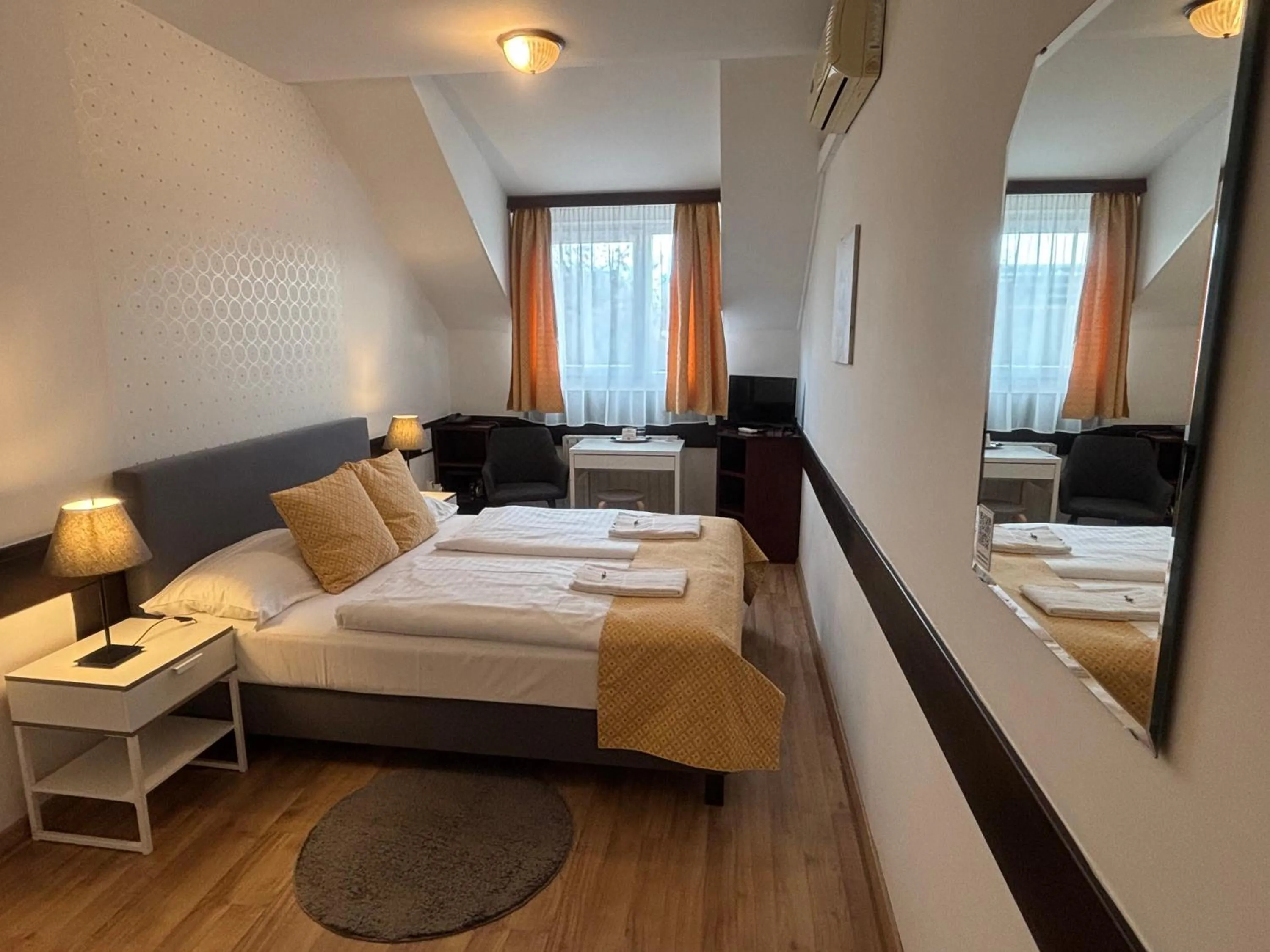 Bed in Hotel Gloria Budapest City Center