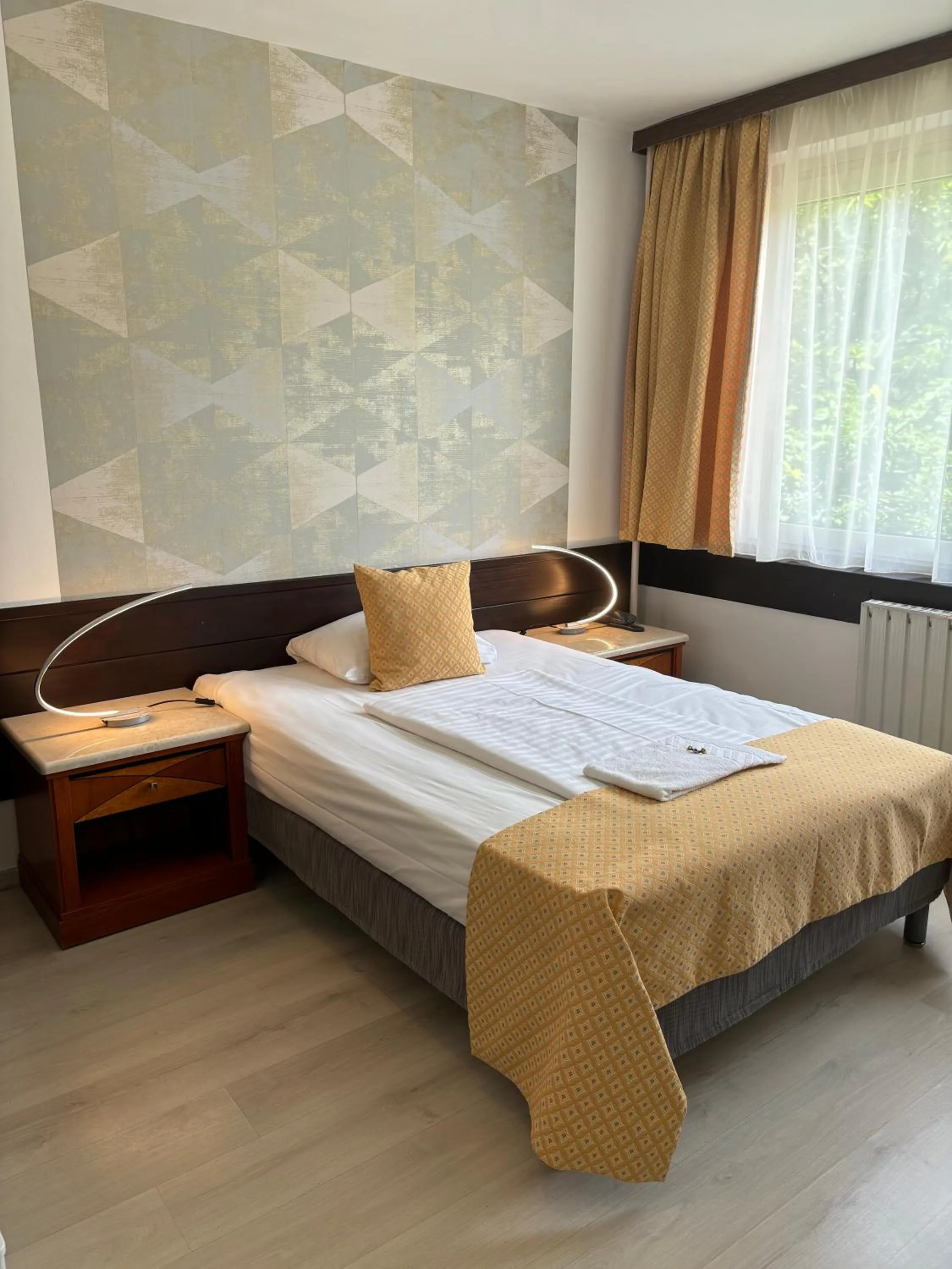 Bed in Hotel Gloria Budapest City Center