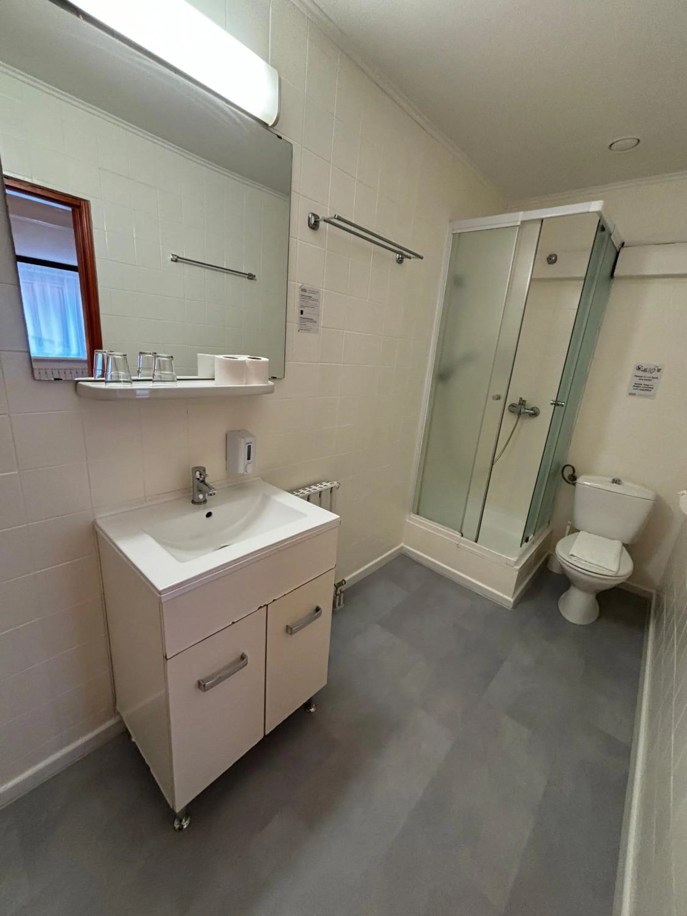 Shower in Hotel Gloria Budapest City Center