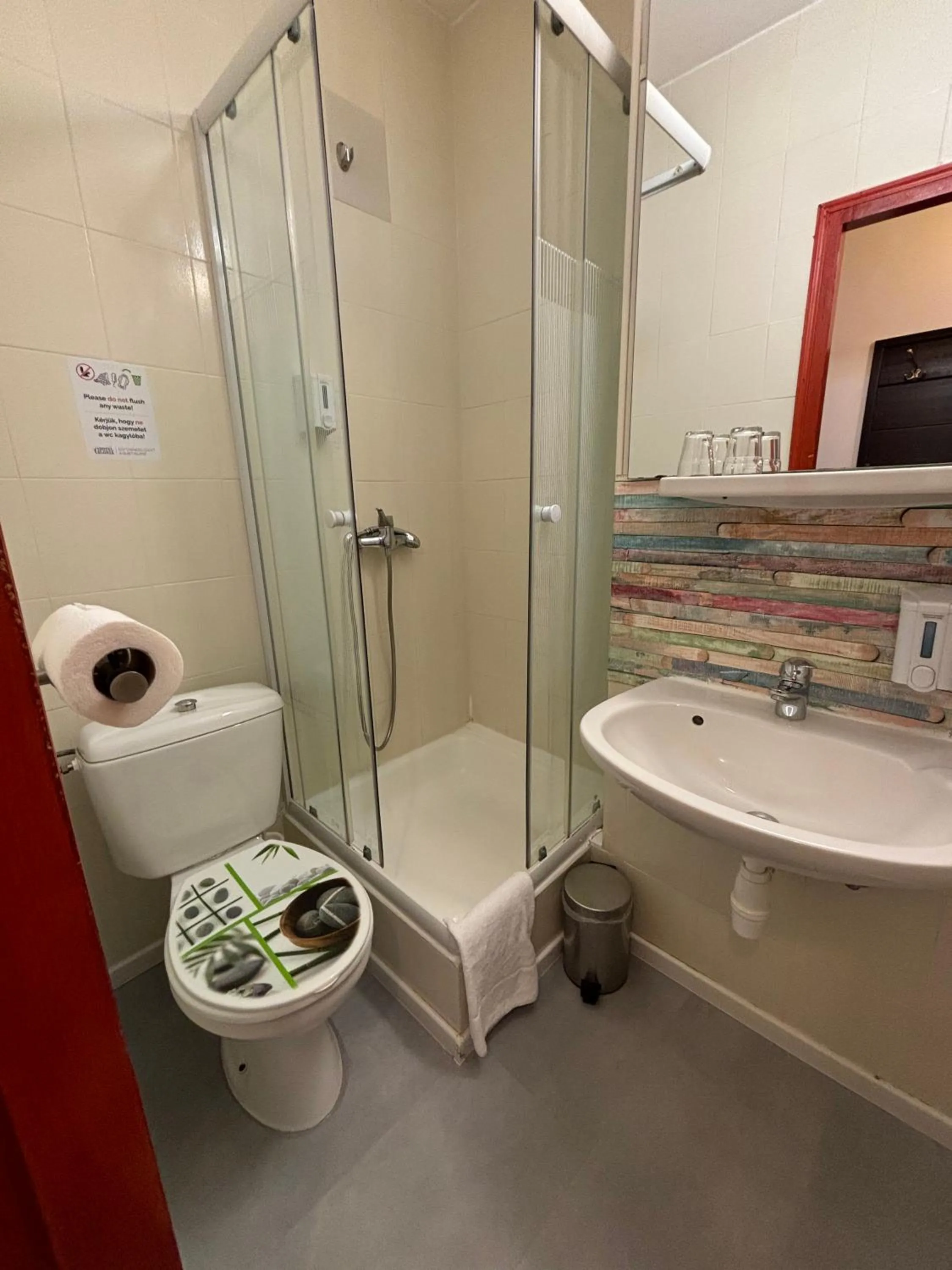 Shower in Hotel Gloria Budapest City Center