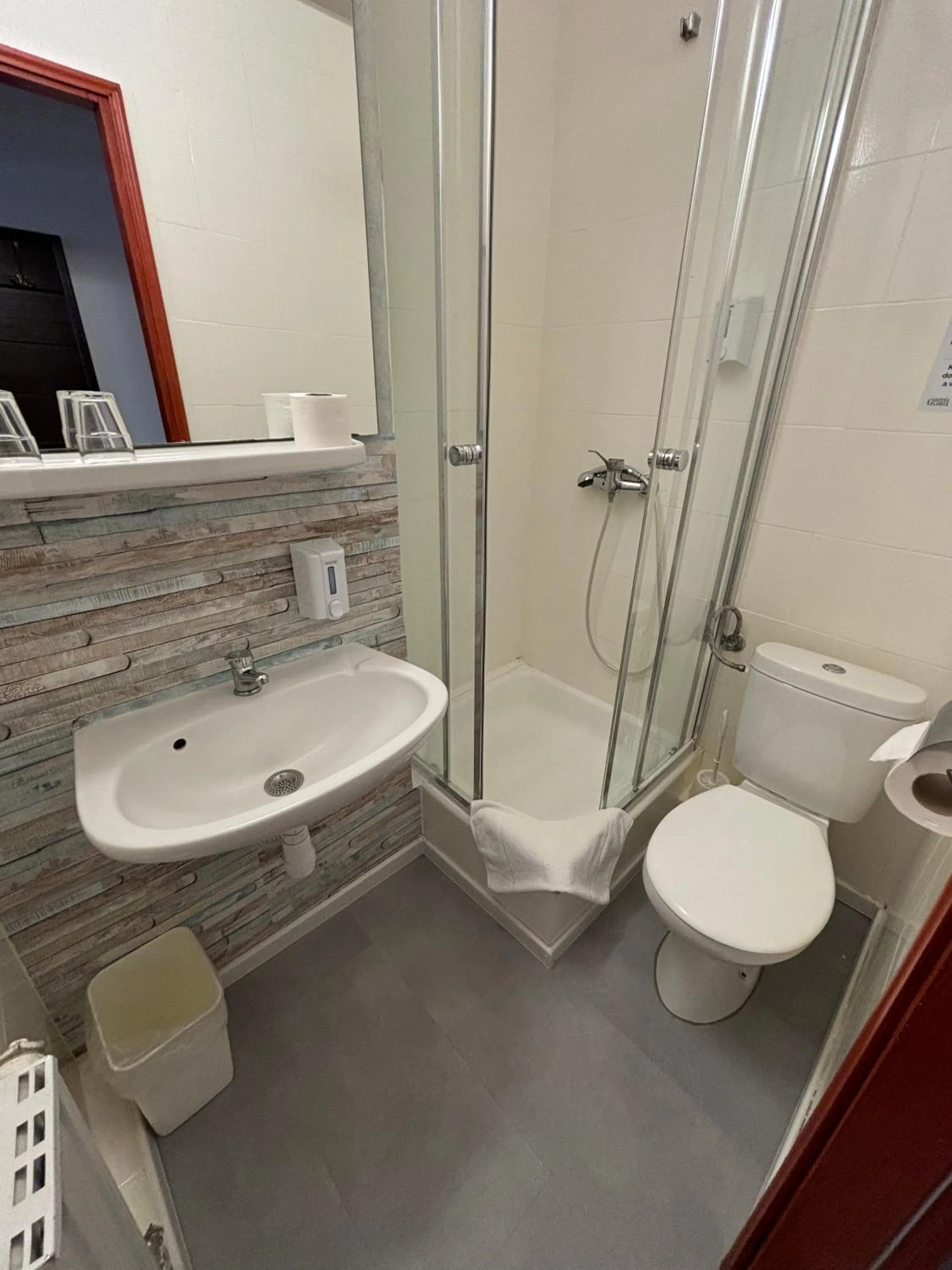 Shower in Hotel Gloria Budapest City Center