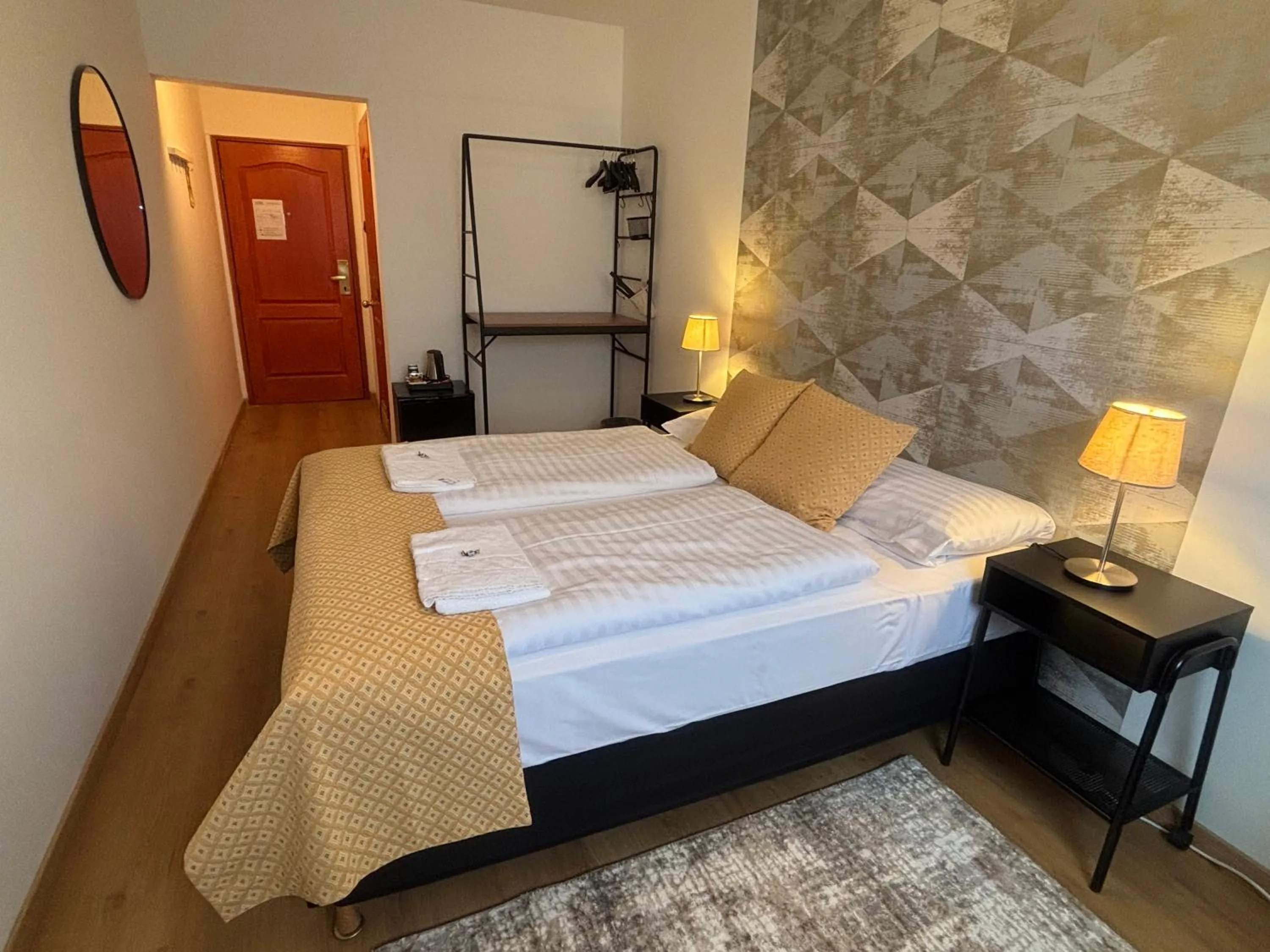 Photo of the whole room, Bed in Hotel Gloria Budapest City Center