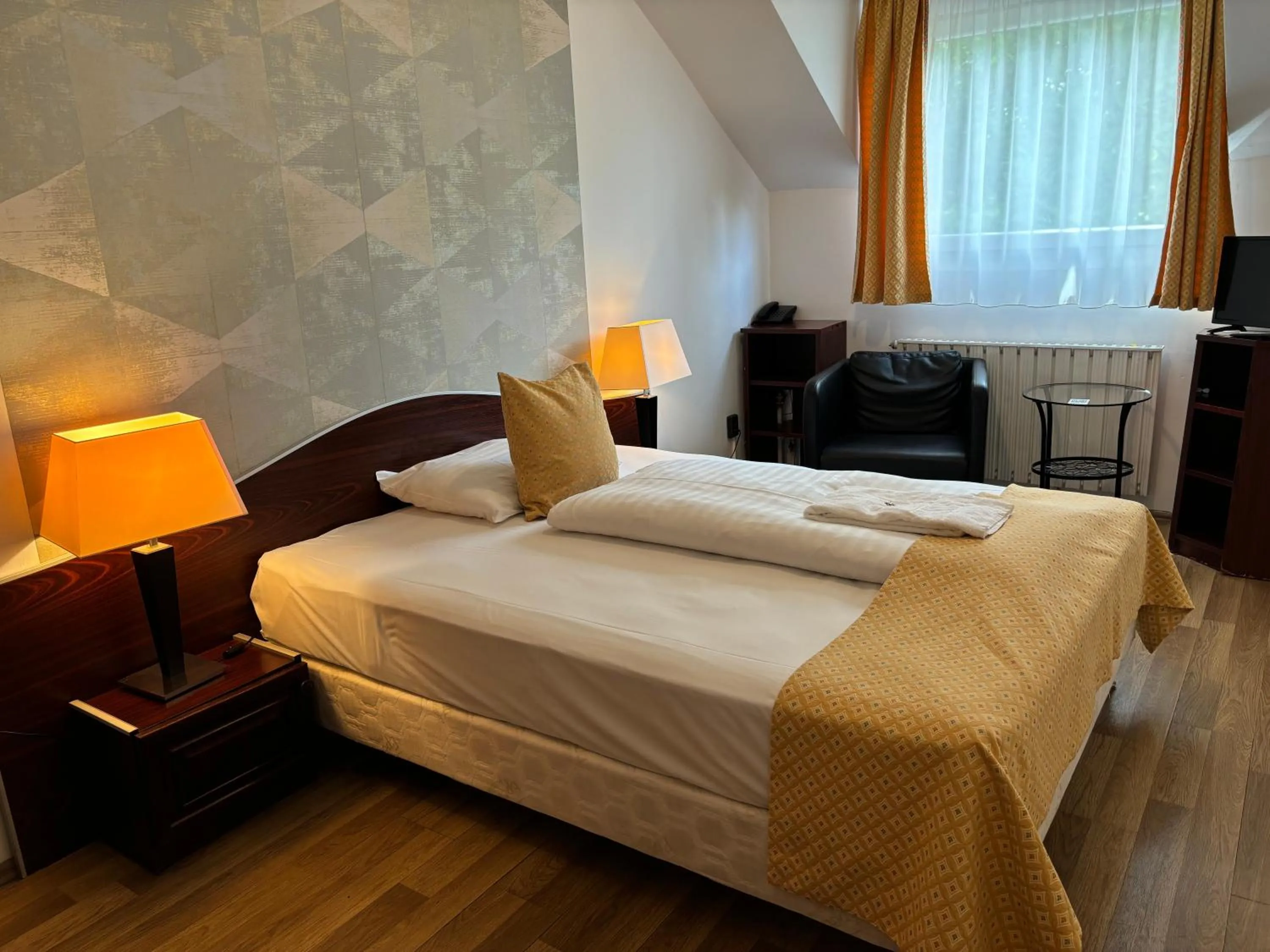 Photo of the whole room, Bed in Hotel Gloria Budapest City Center
