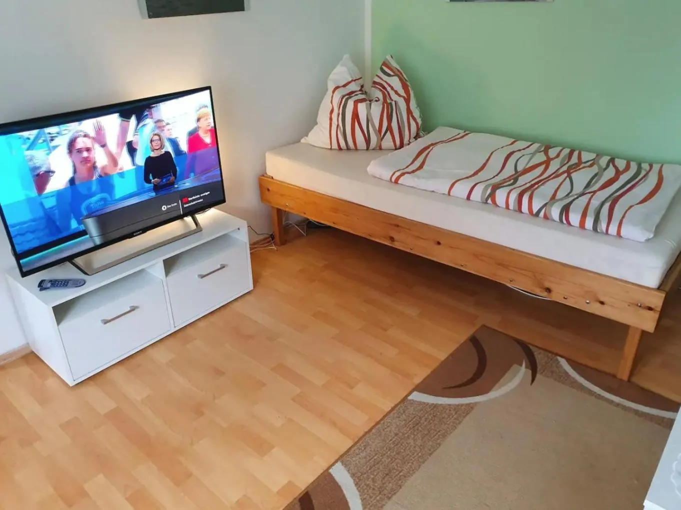 Property building, Bed in Haus im Grünen