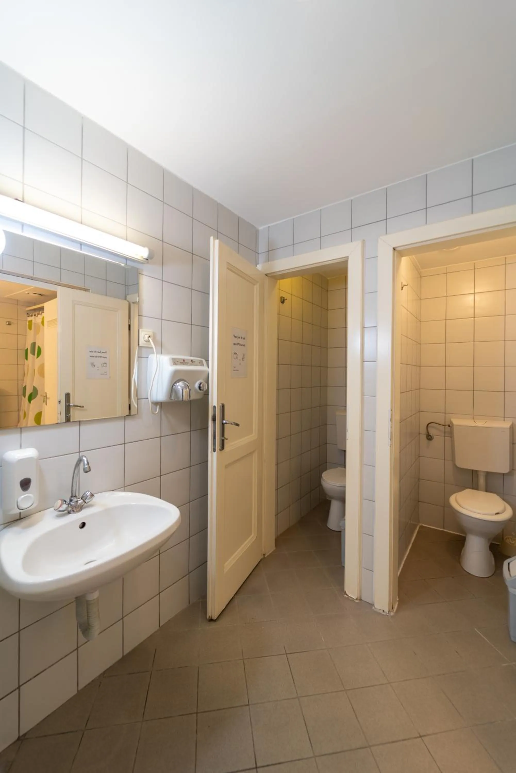 Shower in MP Hostel Budapest