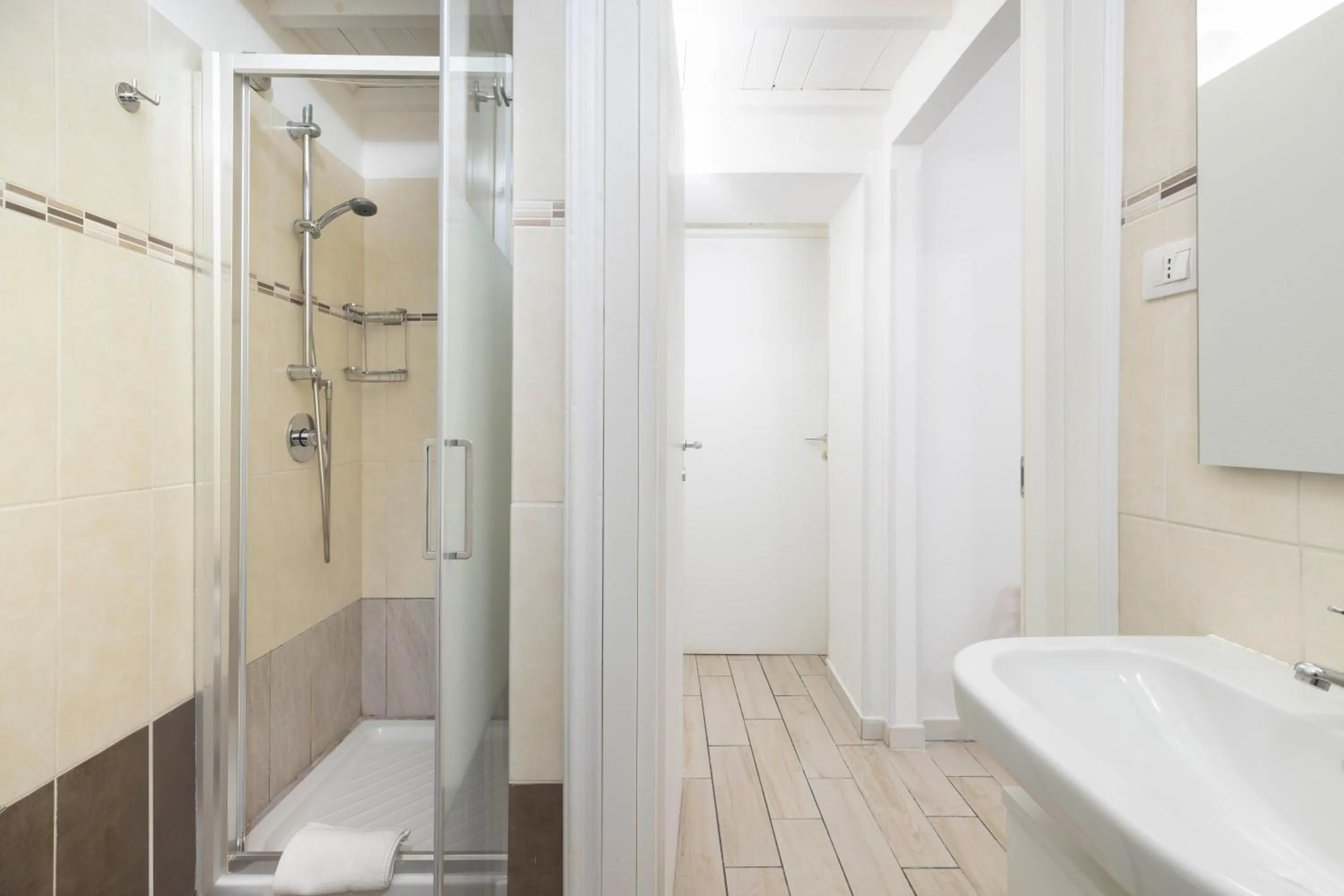 Shower in Approdo Rooms - Eja Sardinia