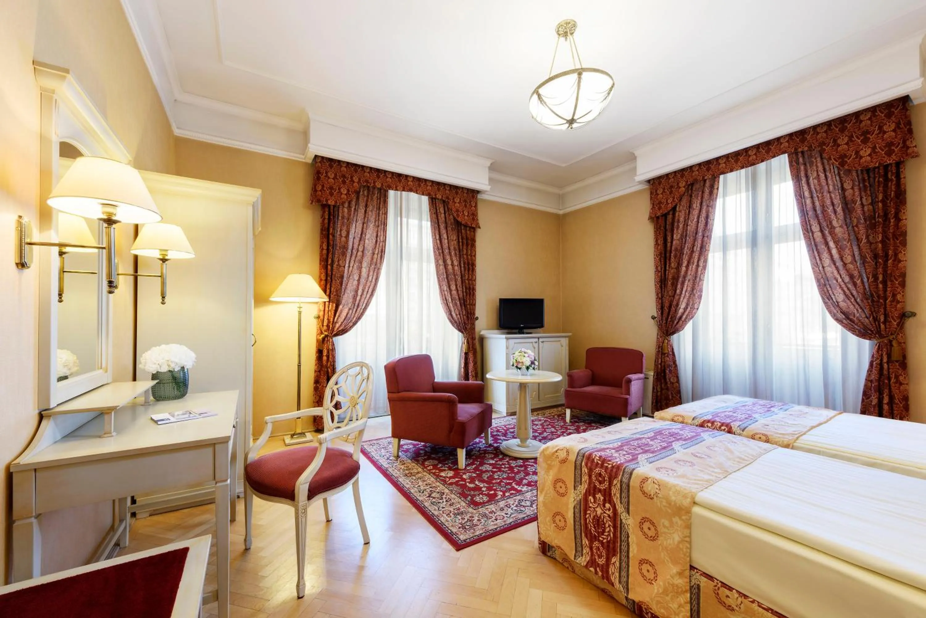 Photo of the whole room, Bed in Danubius Hotel Astoria City Center