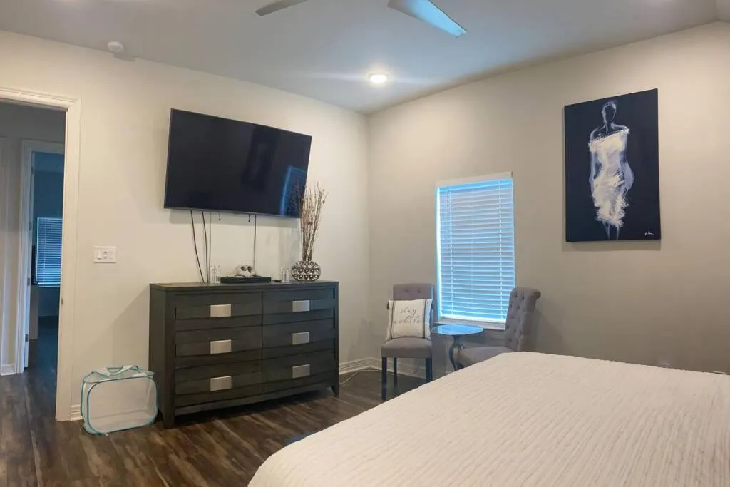 Bed in Updated Home, King bed suite Gated Free Parking