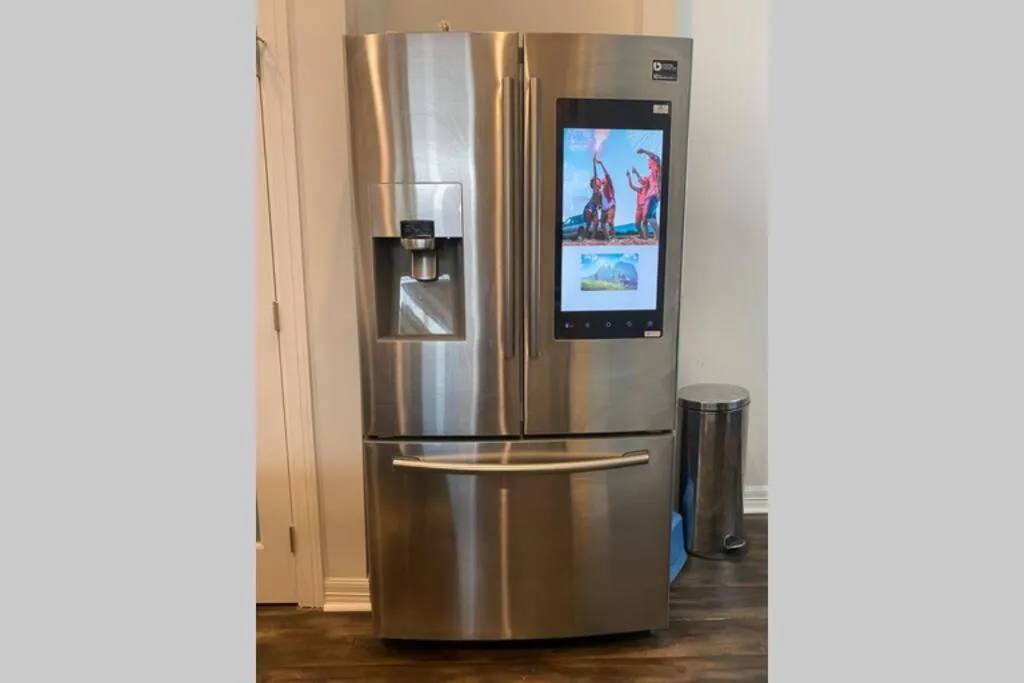 Updated Home, King bed suite Gated Free Parking