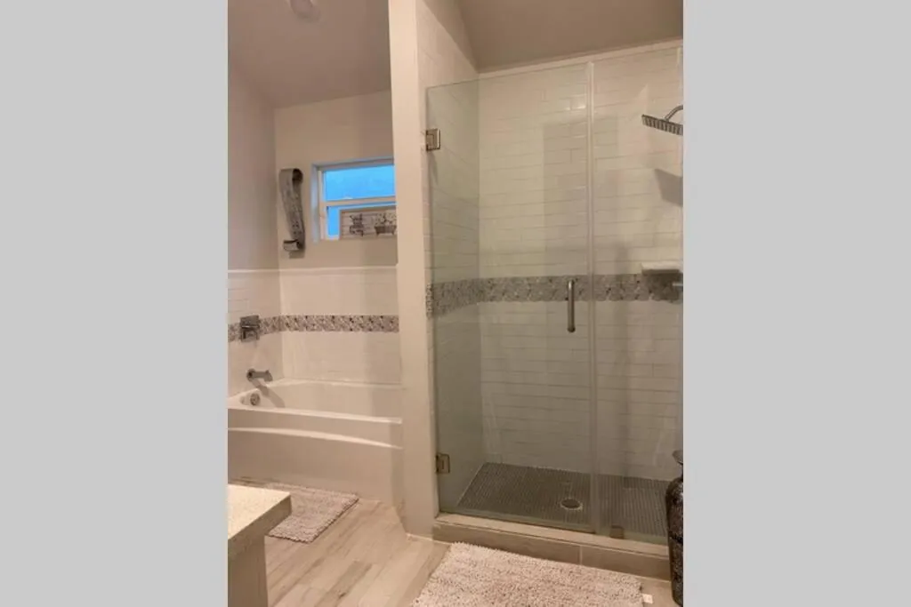 Updated Home, King bed suite Gated Free Parking