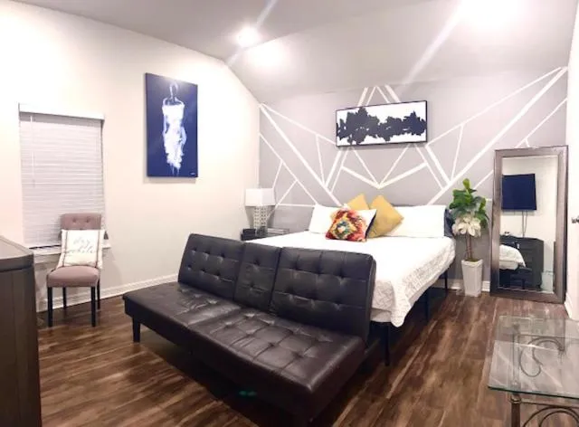 Bed in Updated Home, King bed suite Gated Free Parking