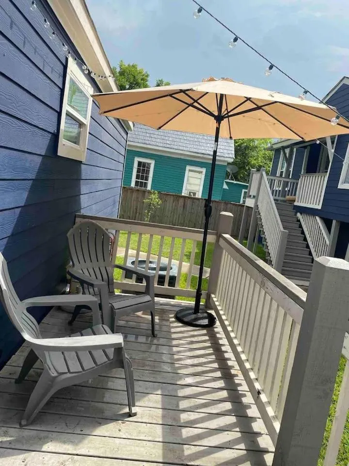 Updated Home, King bed suite Gated Free Parking