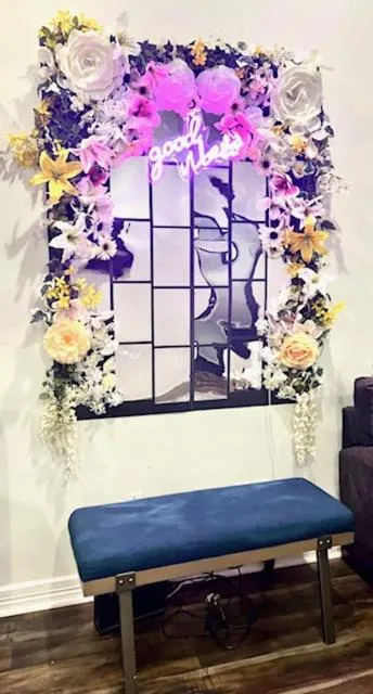 Updated Home, King bed suite Gated Free Parking