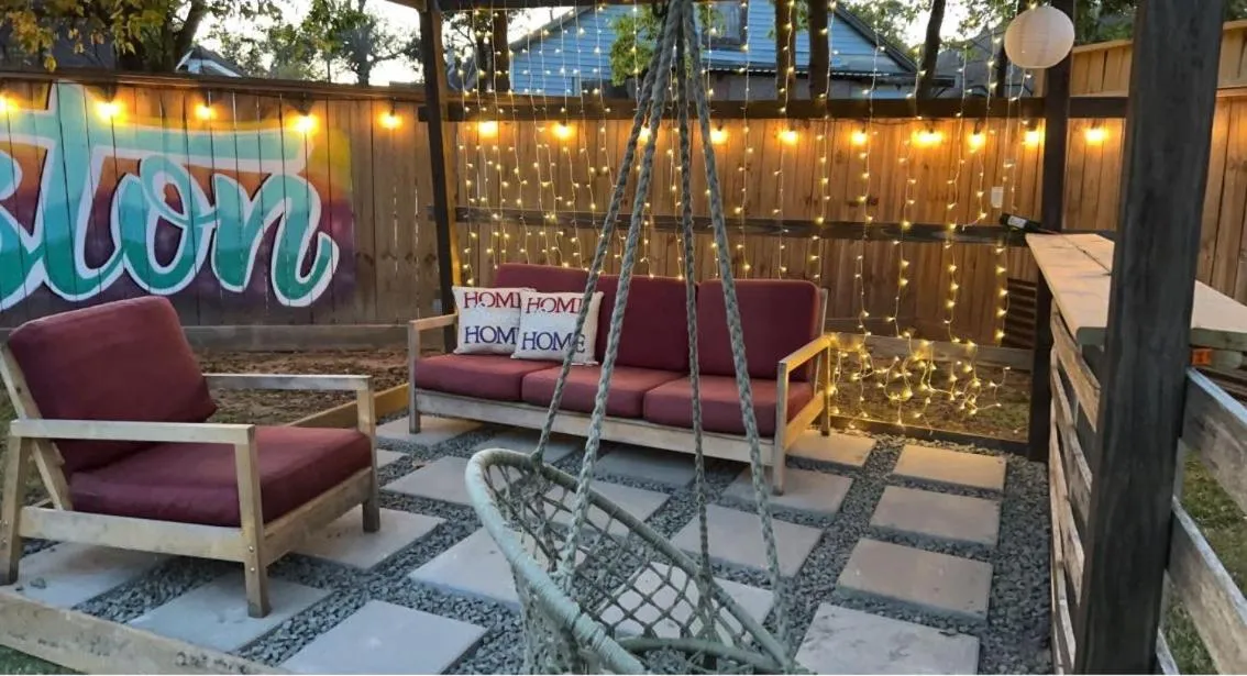 Updated Home, King bed suite Gated Free Parking