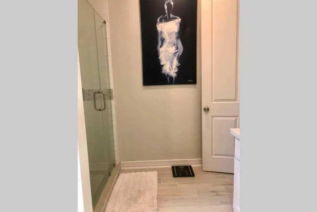 Updated Home, King bed suite Gated Free Parking