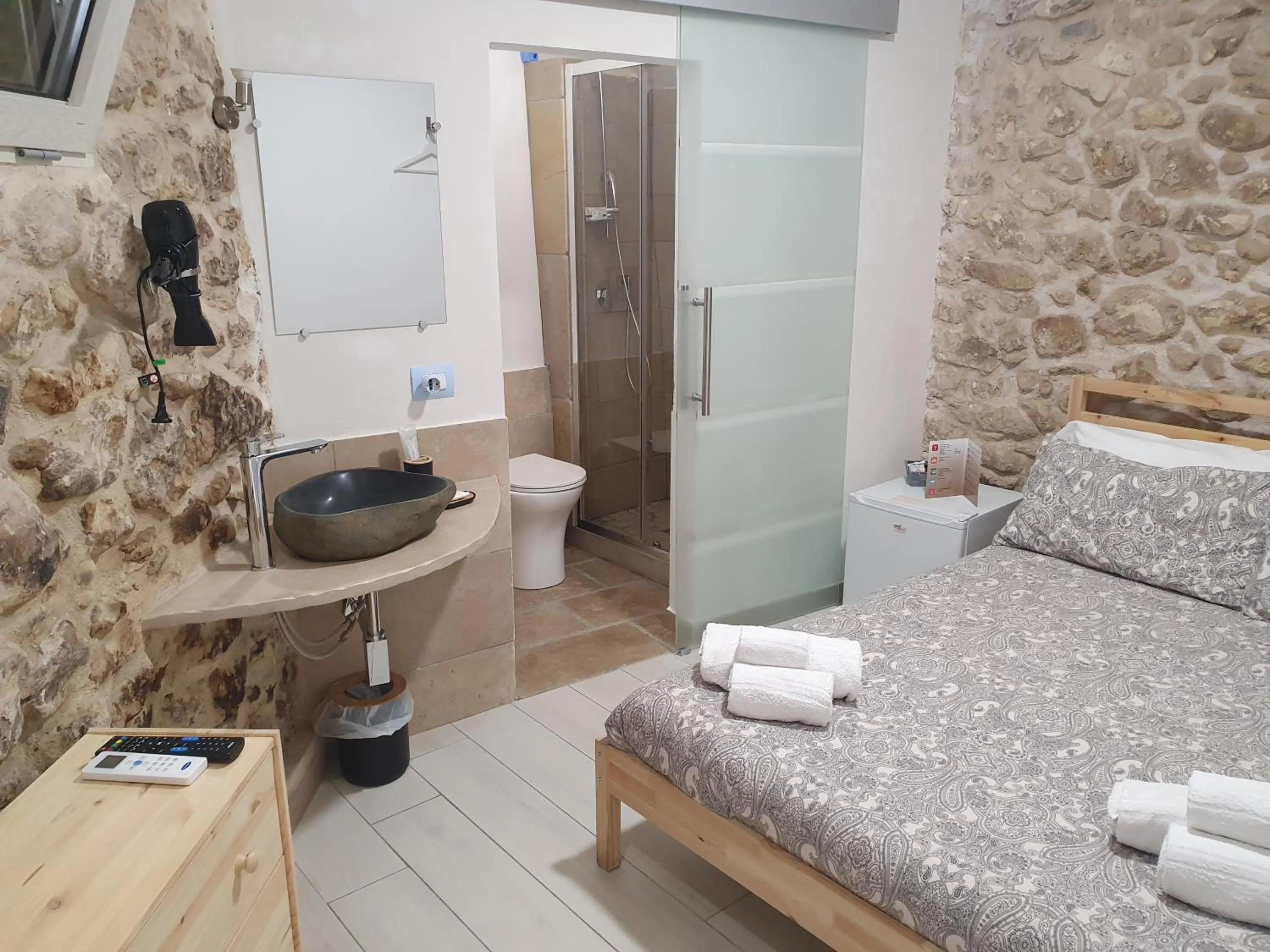 Bathroom, Bed in Il Daviduccio ibla