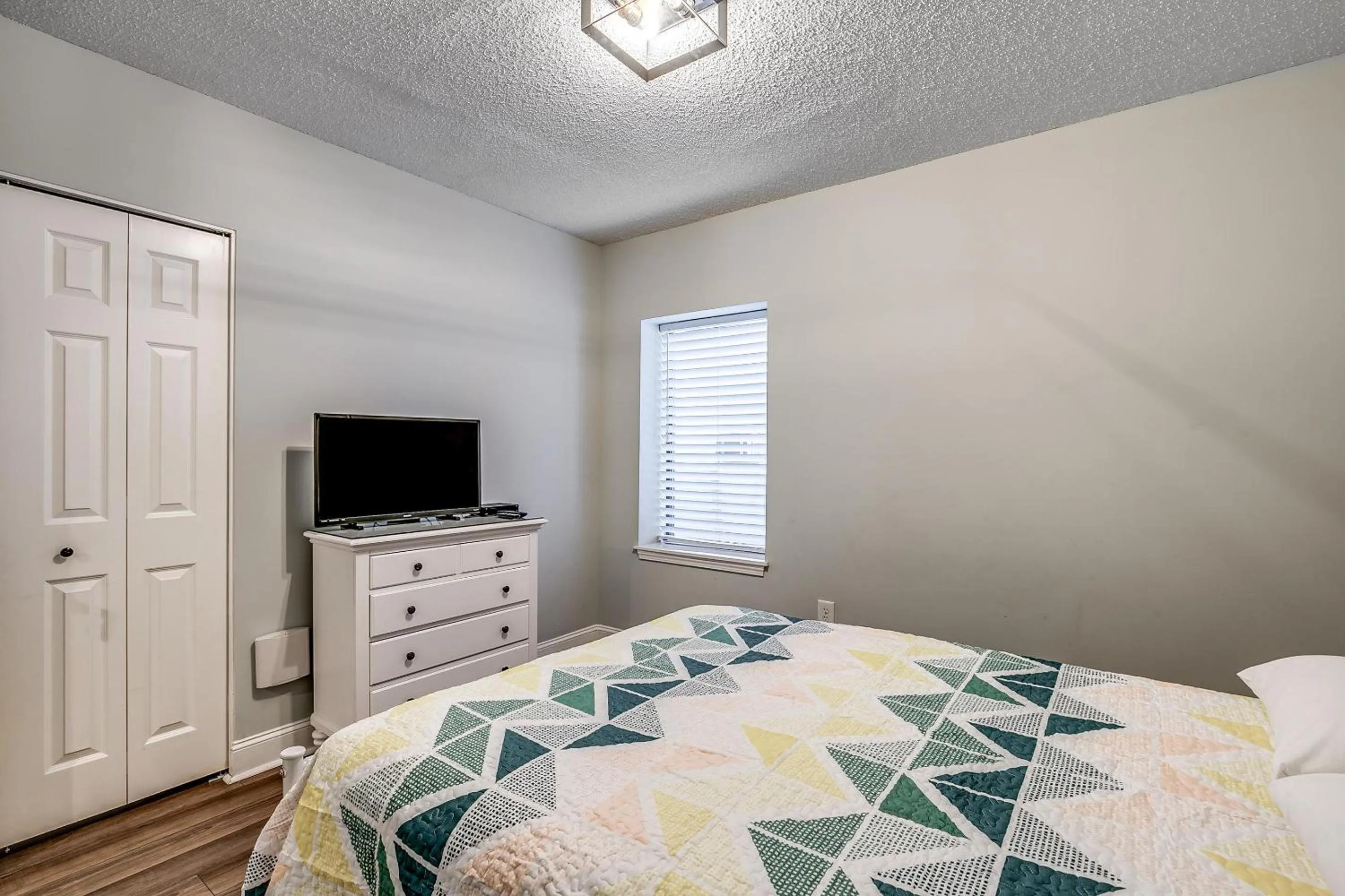 Bed in South Wind - 201