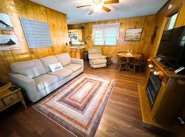 Living room in Cozy Creek Cottages