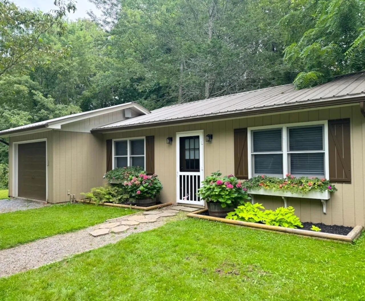 Property building in Cozy Creek Cottages