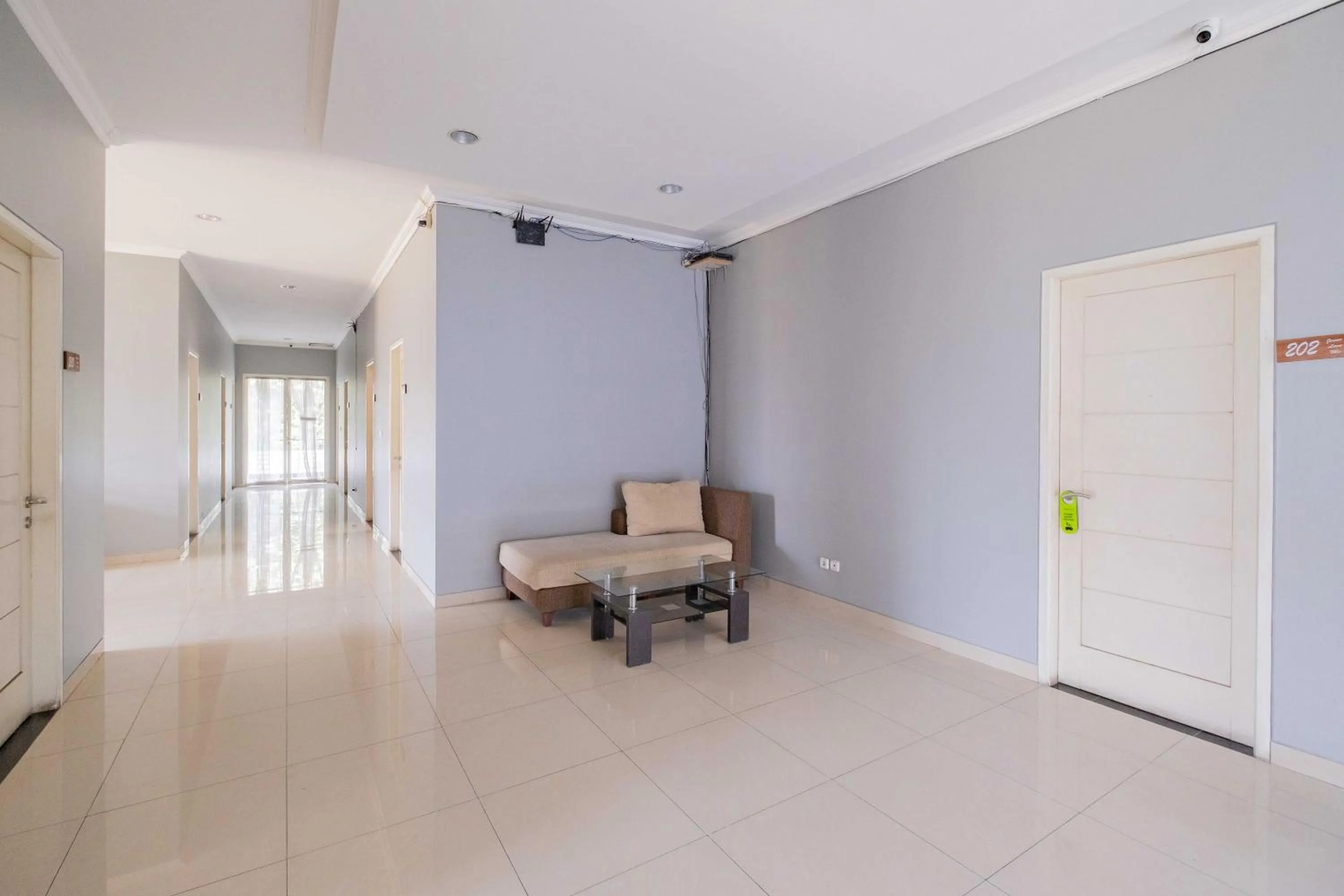 Seating area in Urbanview Hotel Stariez Karawaci Tangerang by RedDoorz