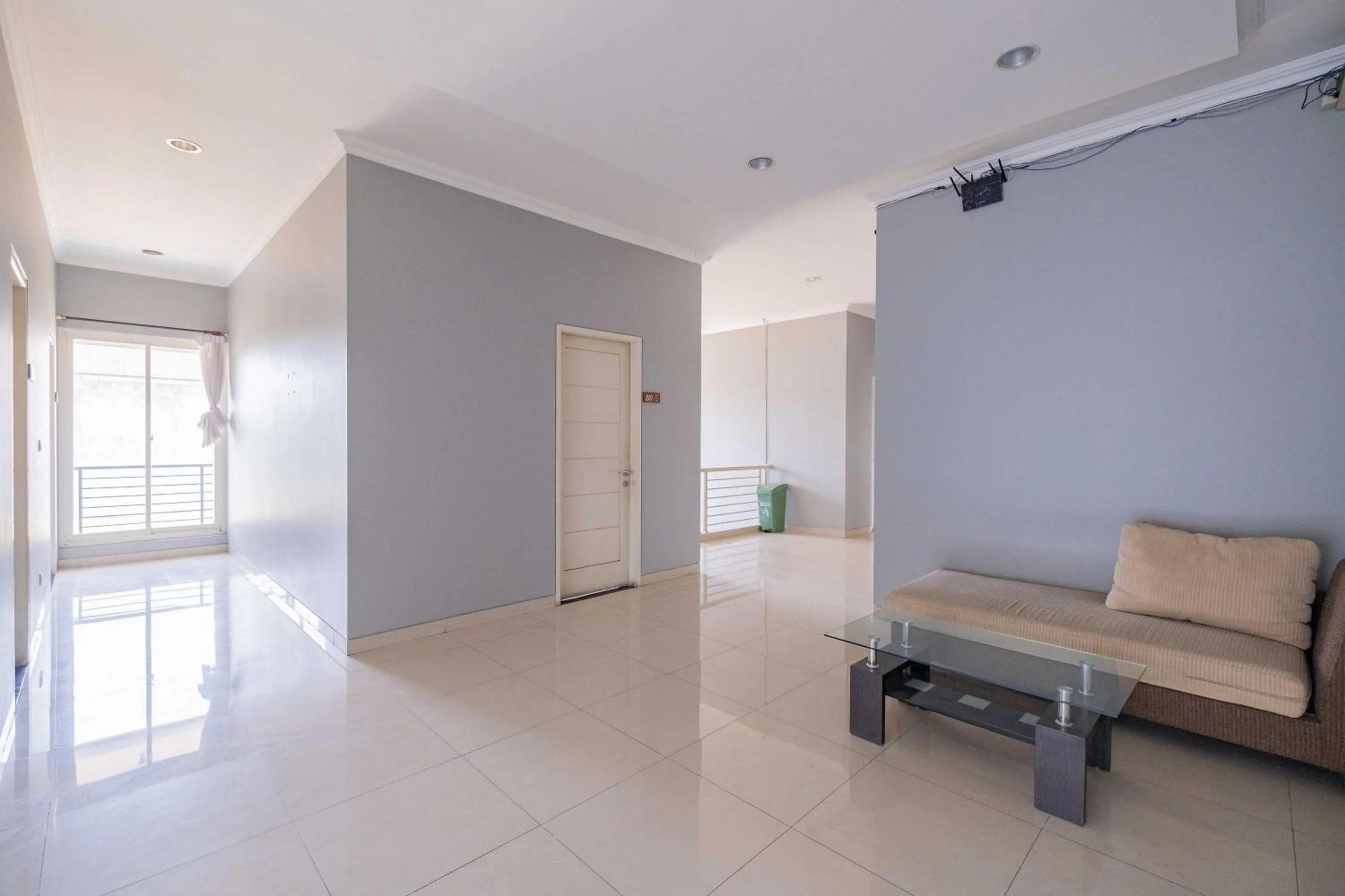 Seating area in Urbanview Hotel Stariez Karawaci Tangerang by RedDoorz