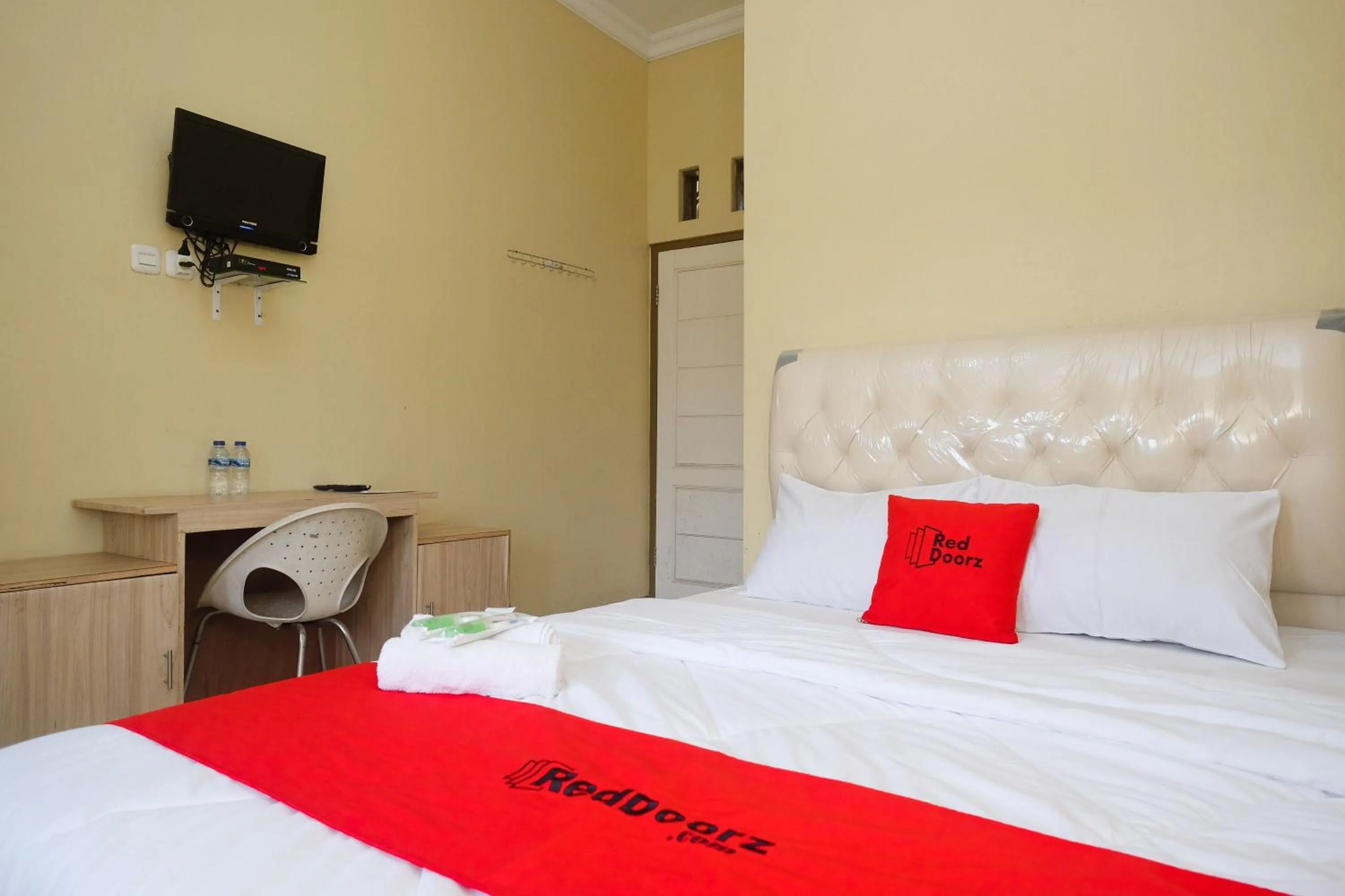 Bedroom, Bed in RedDoorz Syariah near Taman Rekreasi Kalianget Wonosobo