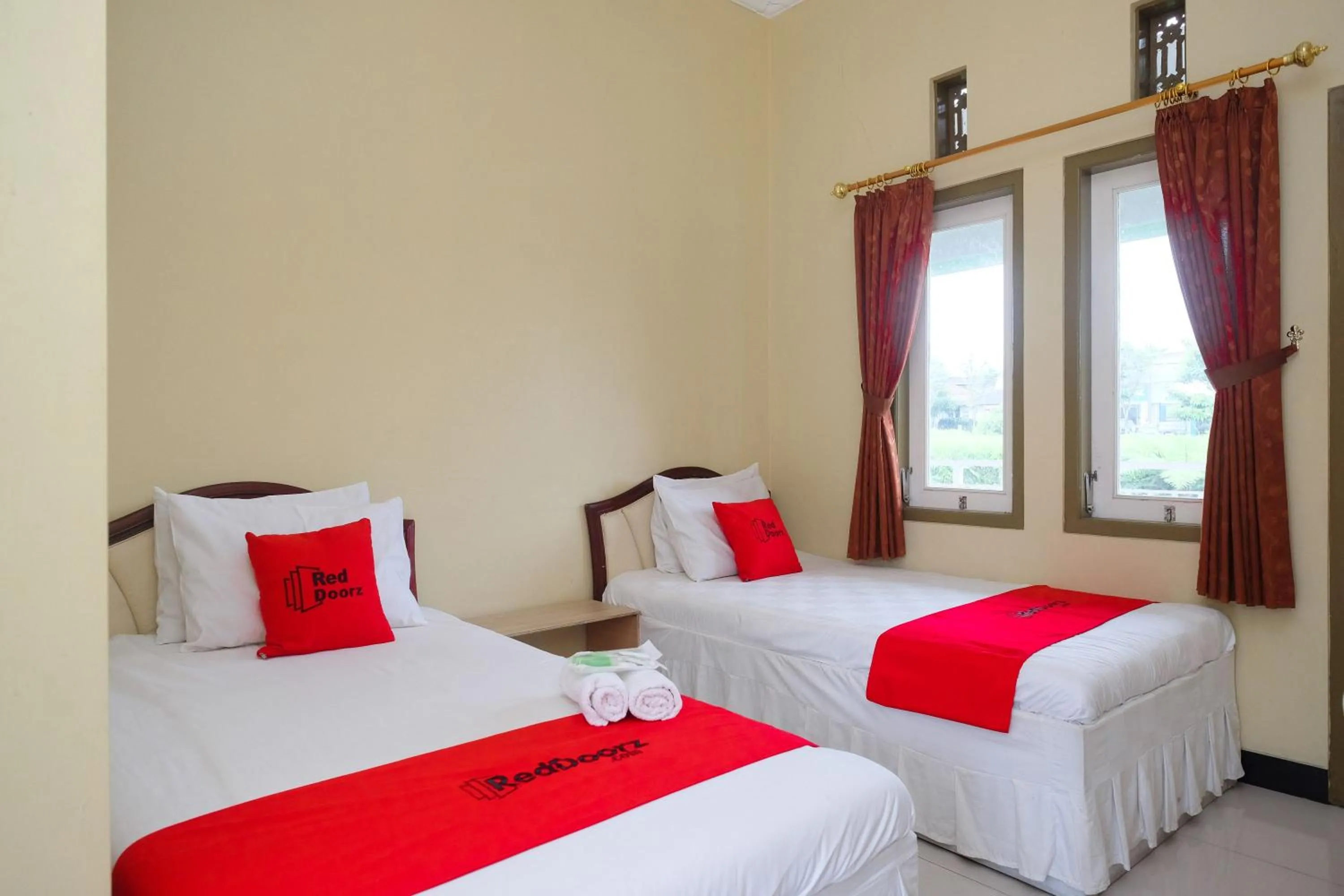 Bedroom, Bed in RedDoorz Syariah near Taman Rekreasi Kalianget Wonosobo