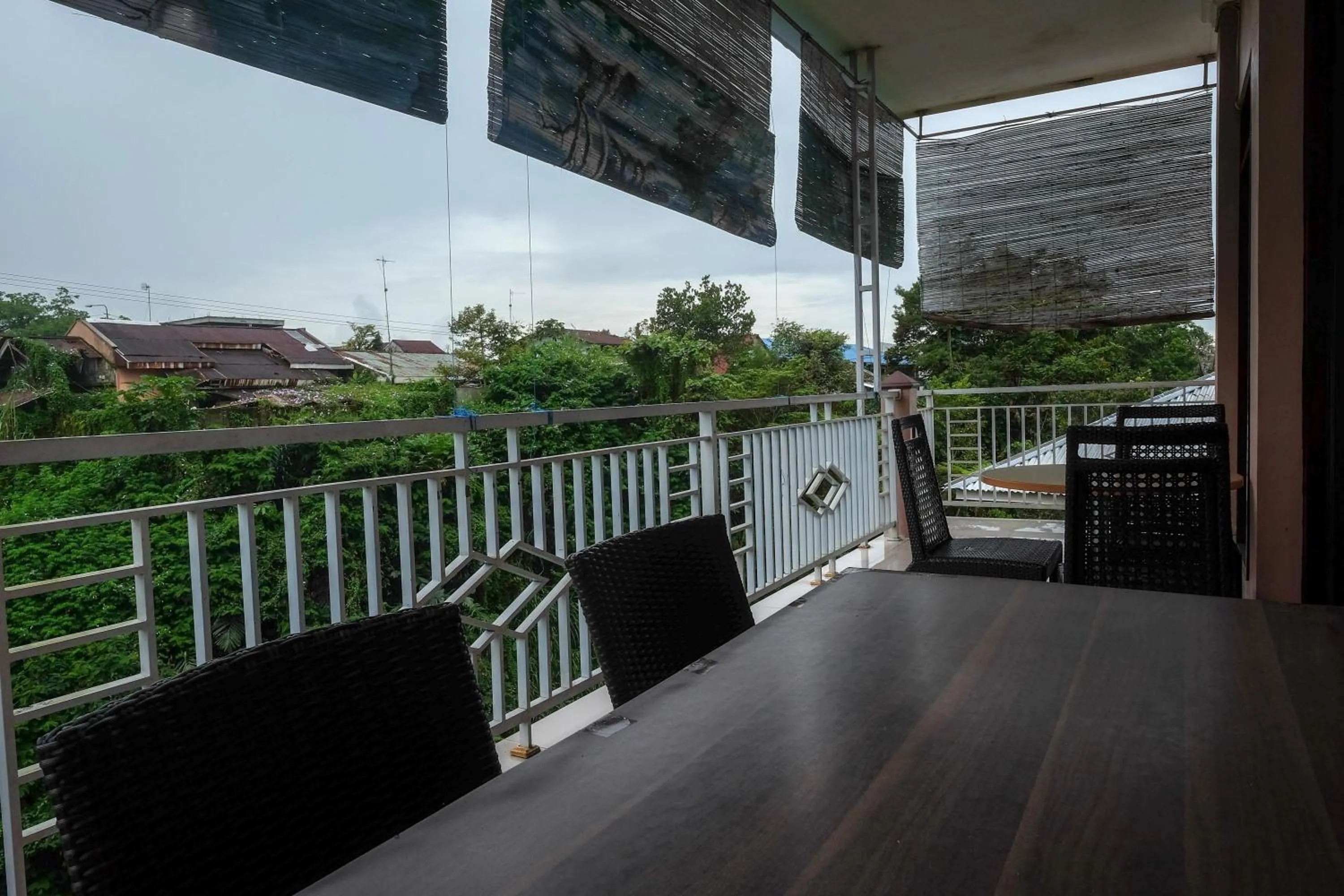 Balcony/Terrace in RedDoorz Syariah near Taman Rekreasi Kalianget Wonosobo